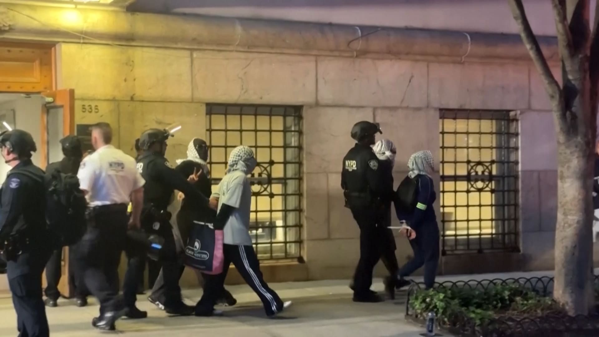 فيديو يُظهر اقتياد متظاهرين مؤيدين للفلسطينيين مقيدين بأصفاد بلاستيكية في جامعة كولومبيا