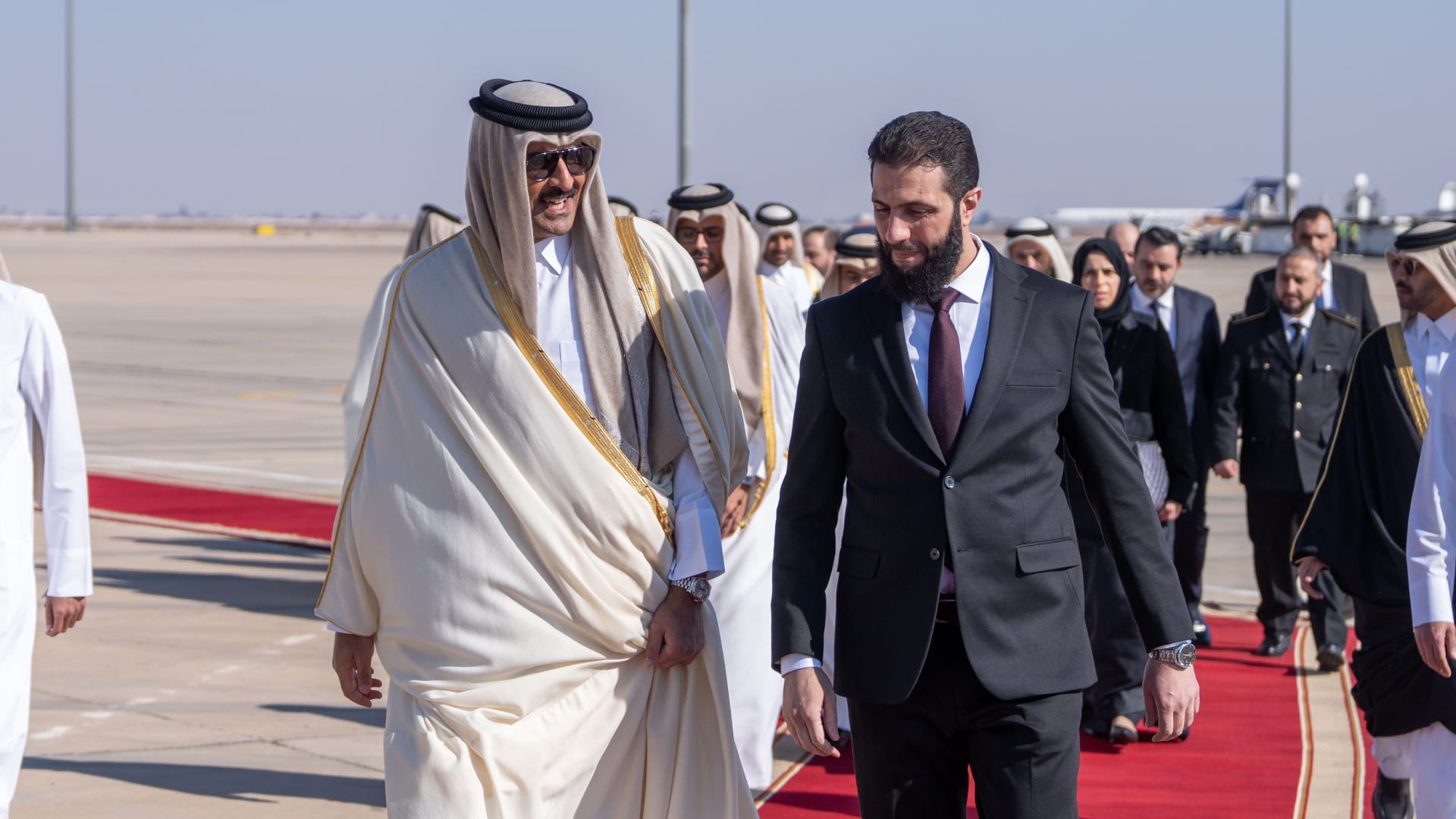 مصدرلـCNN: قطر حصلت على إعفاء من العقوبات الأمريكية لدفع رواتب موظفي القطاع العام السوري