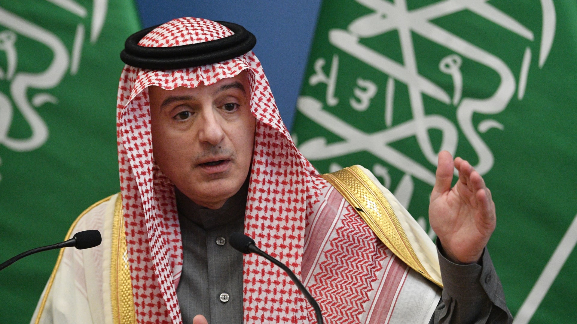 قادما من الهند.. وزير سعودي يصل باكستان مع تصاعد التوترات بشأن كشمير
