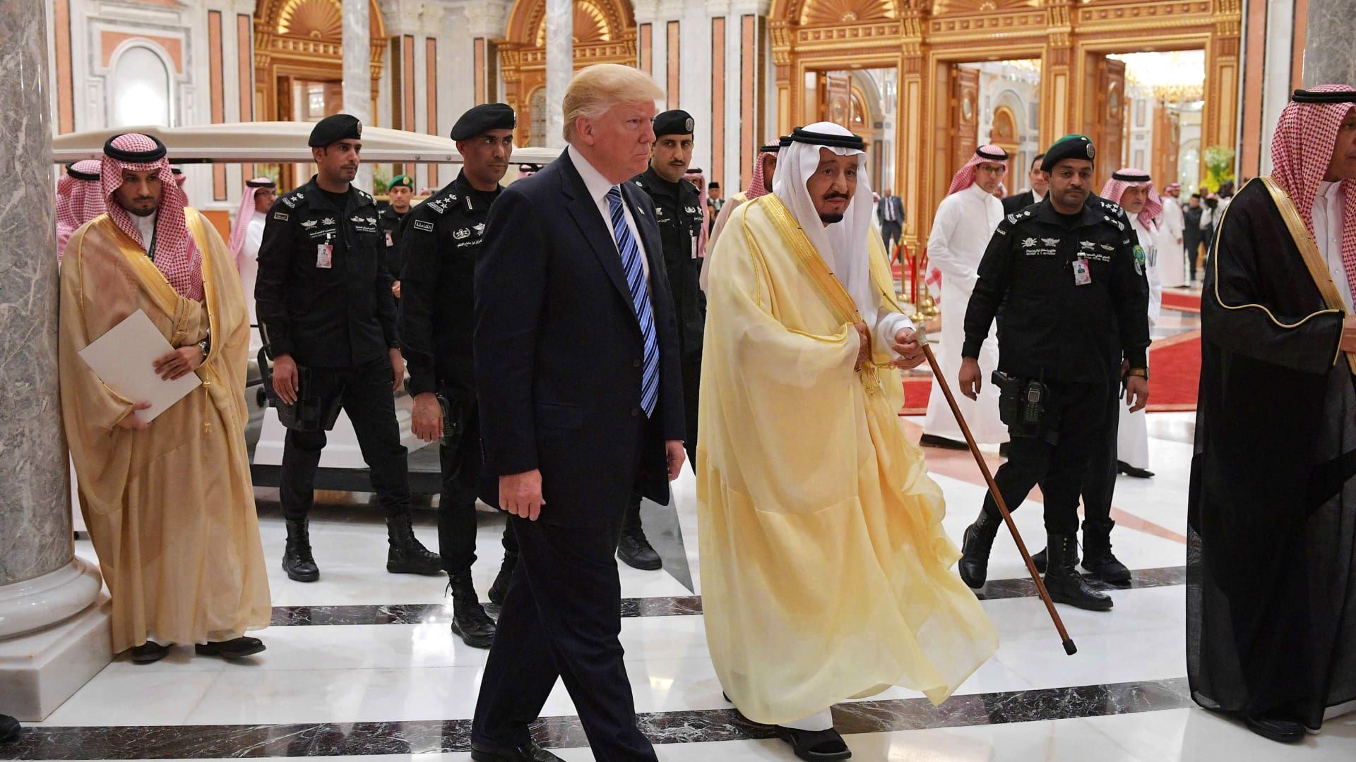 "عودة تاريخية".. البيت الأبيض يتحدث عن زيارة ترامب للسعودية والإمارات وقطر