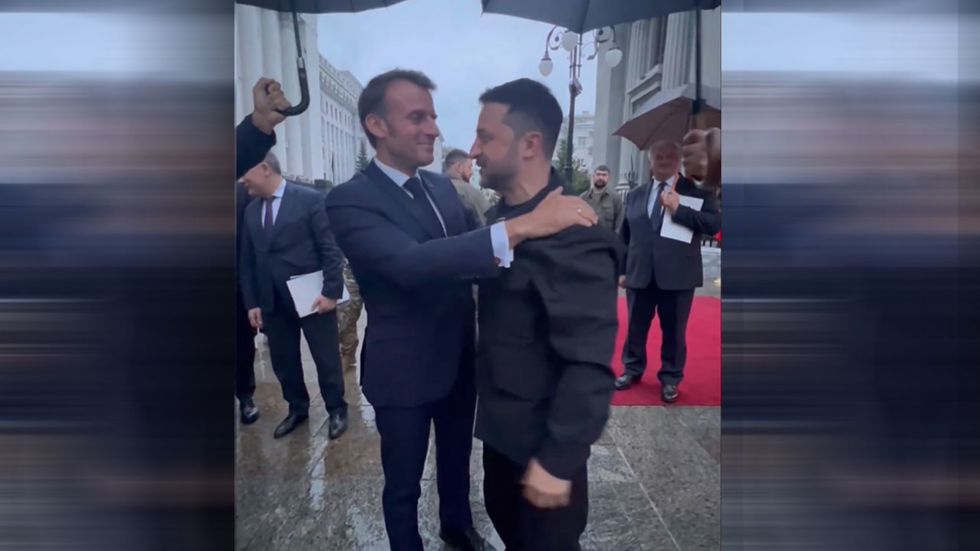 ماكرون يشعل تفاعلا بفيديو عناق زيلينسكي وما قاله بتعليق