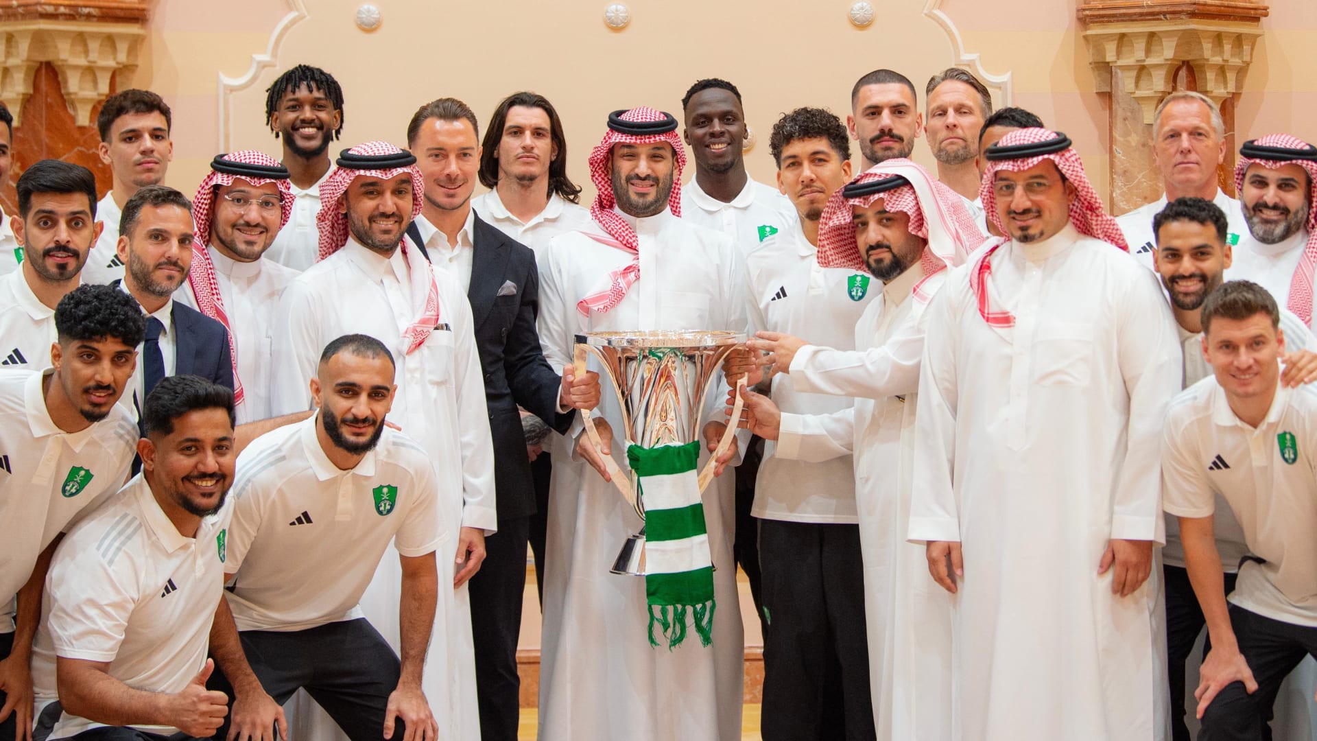 السعودية.. تصرف قام به محمد بن سلمان مع لاعبي الأهلي يشعل تفاعلاً
