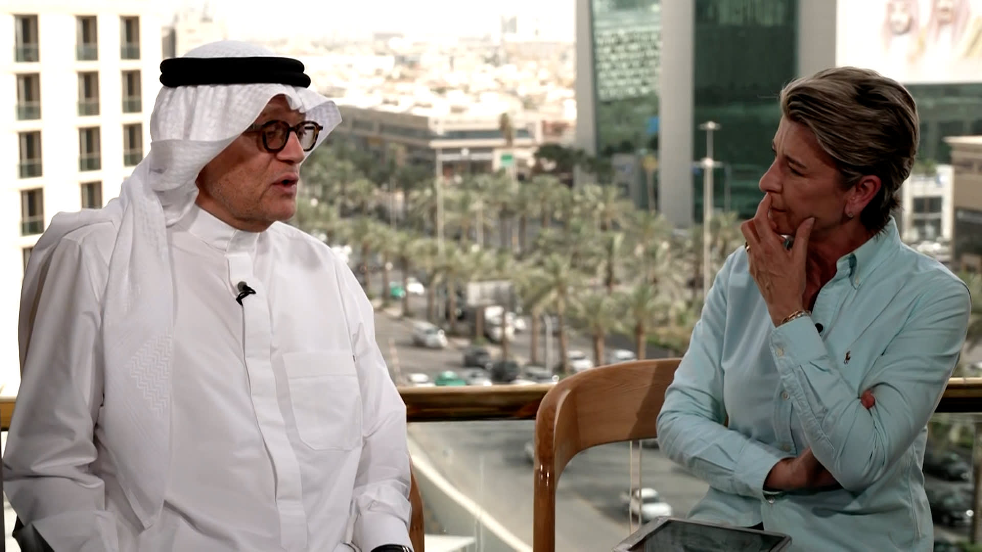 "المظاهر والرمزية بالغة الأهمية في السياسة".. علي الشهابي يوضح كيف تستخدم السعودية زيارة ترامب لتعزيز موقعها الإقليمي
