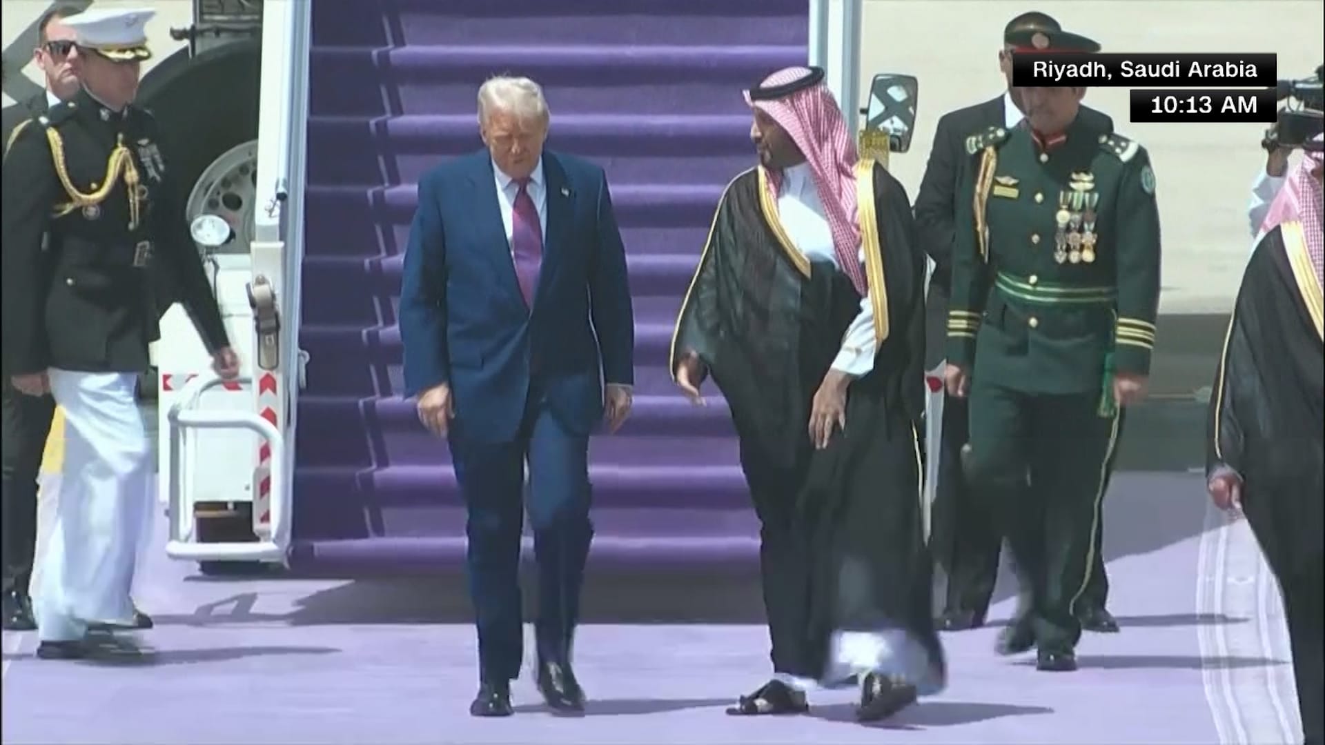 شاهد.. لحظة استقبال محمد بن سلمان لترامب في مطار الملك خالد بالرياض