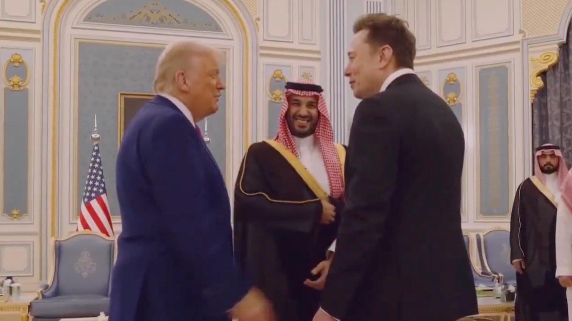 تفاعل على حديث جانبي "ودي" بين ترامب ومحمد بن سلمان وإيلون ماسك