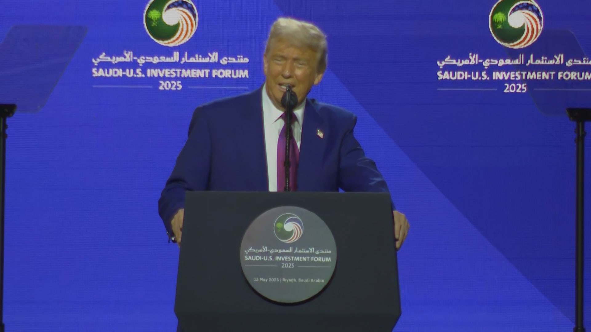 ترامب ممازحًا ولي العهد السعودي وهو يشيد بإنجازاته : "محمد.. كيف تنام؟"