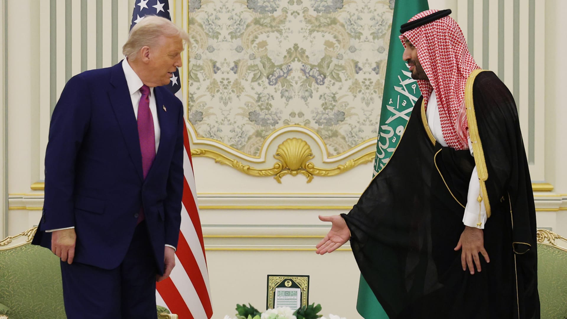 فيديو خطأ ترامب بسيره خلف محمد بن سلمان يثير تفاعلا