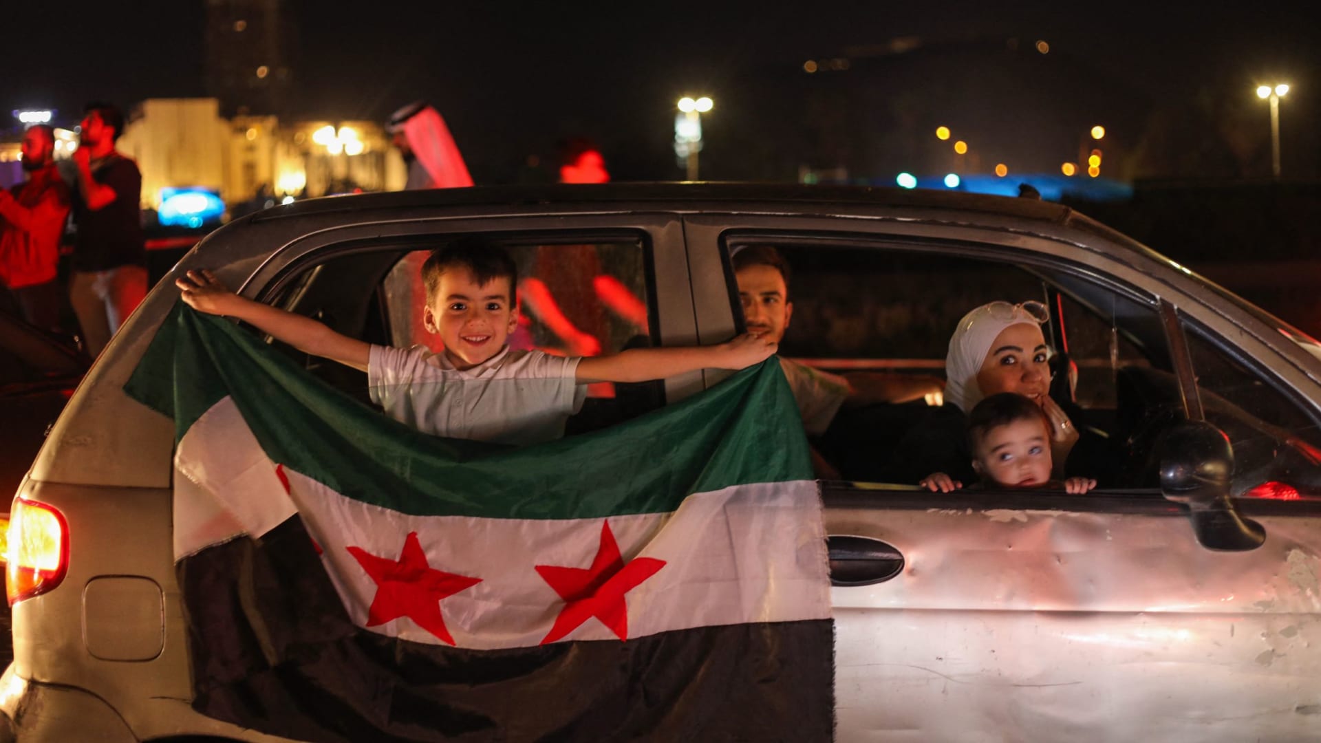 شاهد احتفال السوريين بعد إعلان ترامب نيته رفع العقوبات عن بلادهم