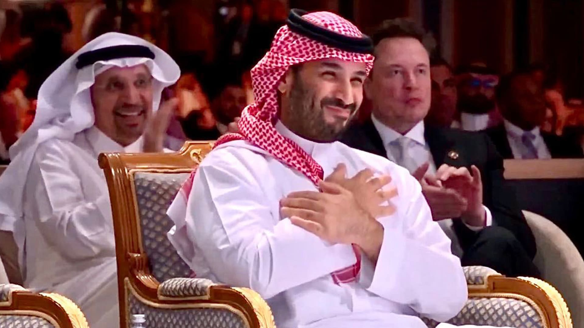 صورة محمد بن سلمان "الأيقونية" تثير تفاعلا في سوريا بعد رفع العقوبات.. وفنانون يشكرون السعودية