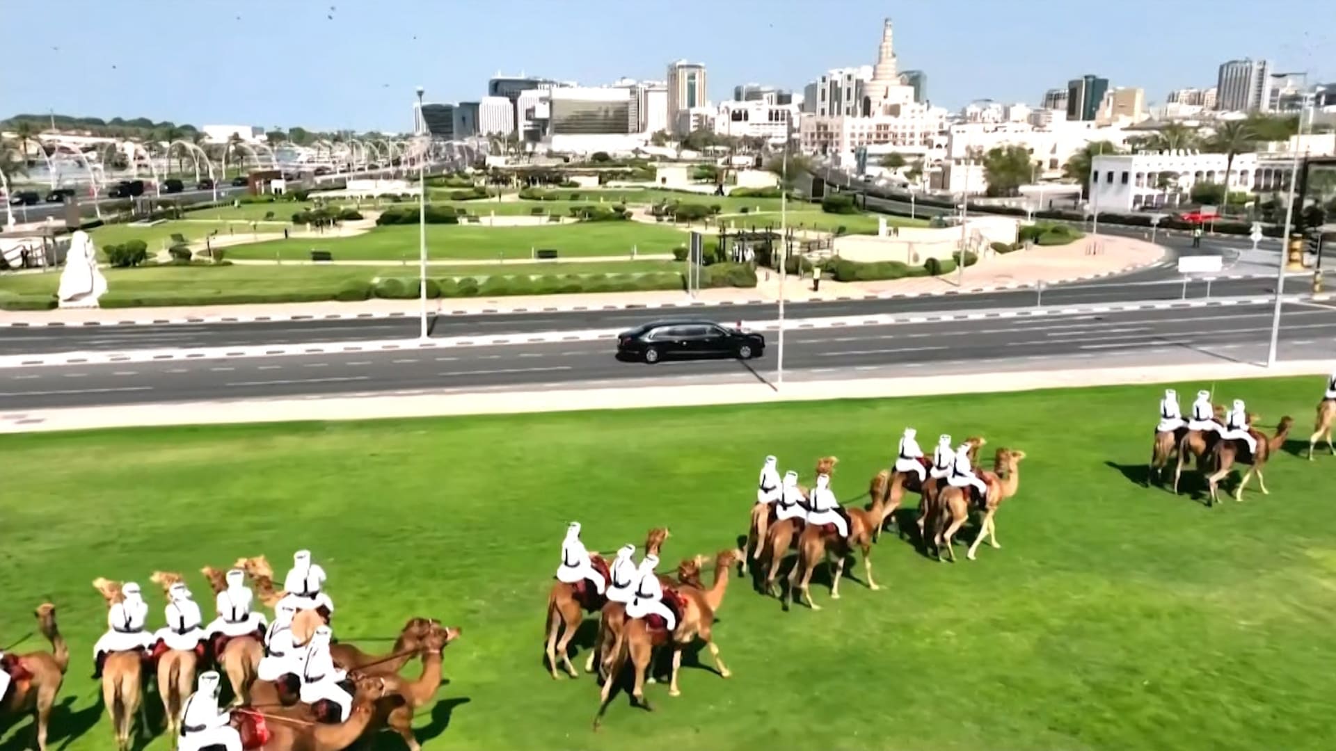 تتقدمها سيارات "سايبرتراك" من تسلا.. شاهد كيف تجولت سيارة ترامب "الشبح" بشوارع الدوحة