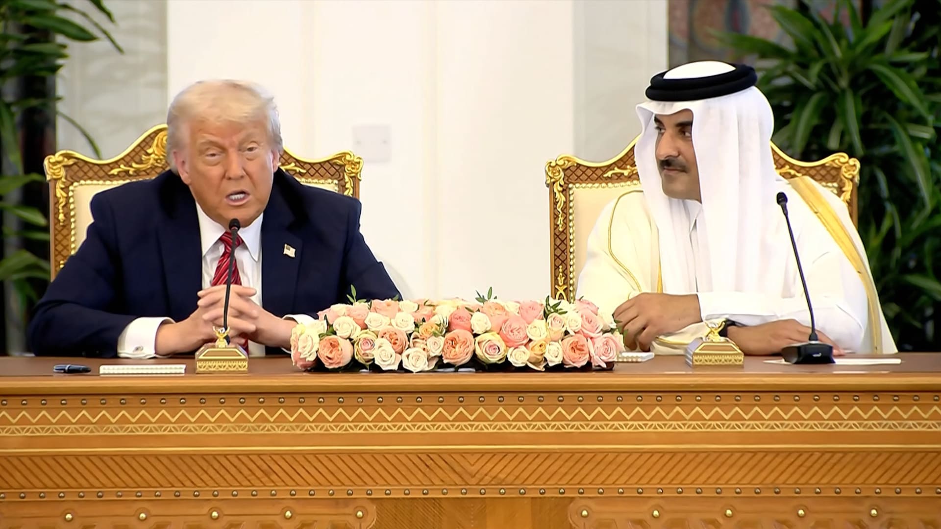 "شابان طويلان وسيمان".. ترامب يمتدح ولي عهد السعودية وأمير قطر ويتغزل بـ"الرخام الأبيض"