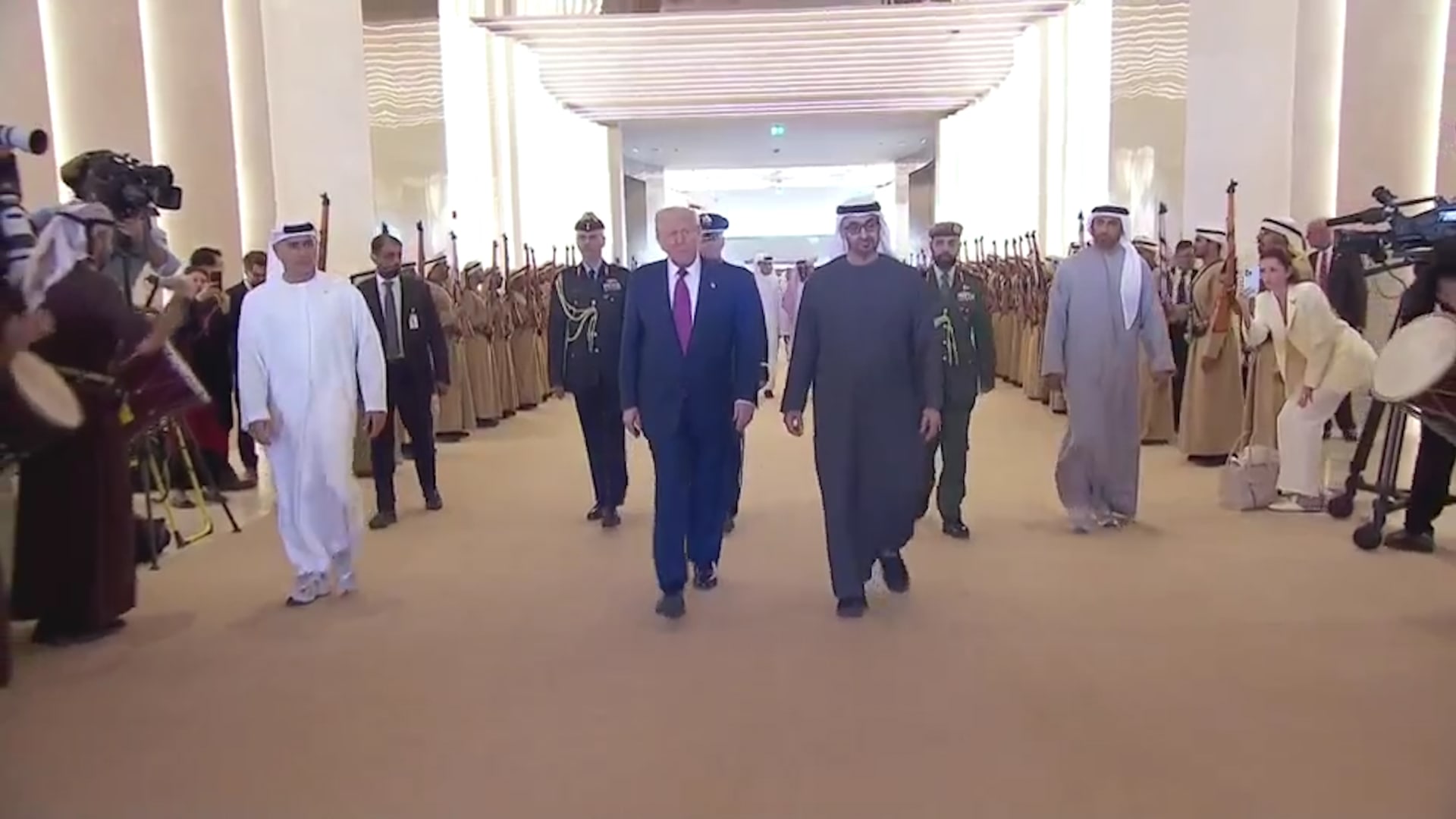 مشاهد تظهر لحظة وصول الرئيس الأمريكي دونالد ترامب الى الإمارات