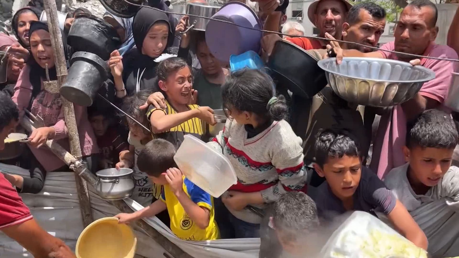 مشاهد قاسية توثق بحث أطفال من غزة عن الطعام في ظل الحصار الإسرائيلي