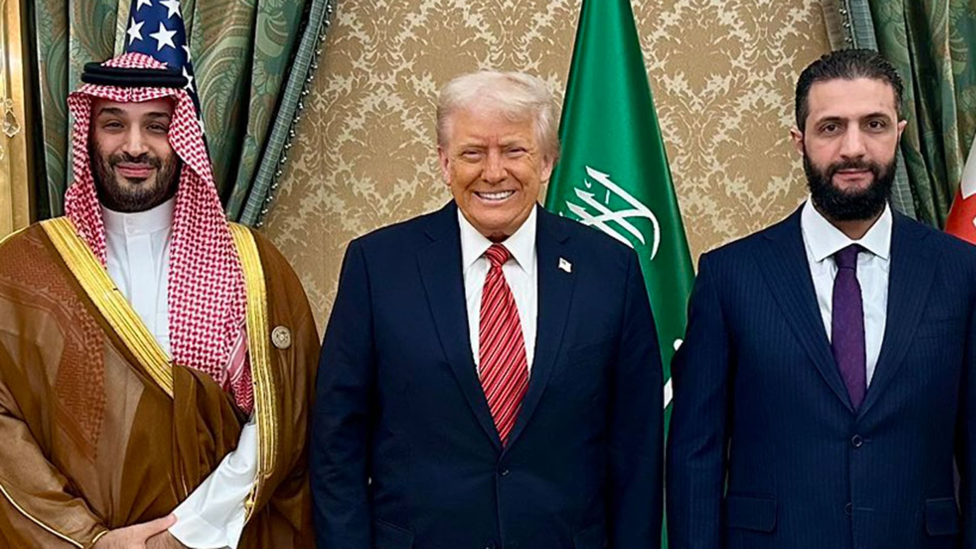 مصر.. علاء مبارك يعلق على صورة محمد بن سلمان وأحمد الشرع مع ترامب