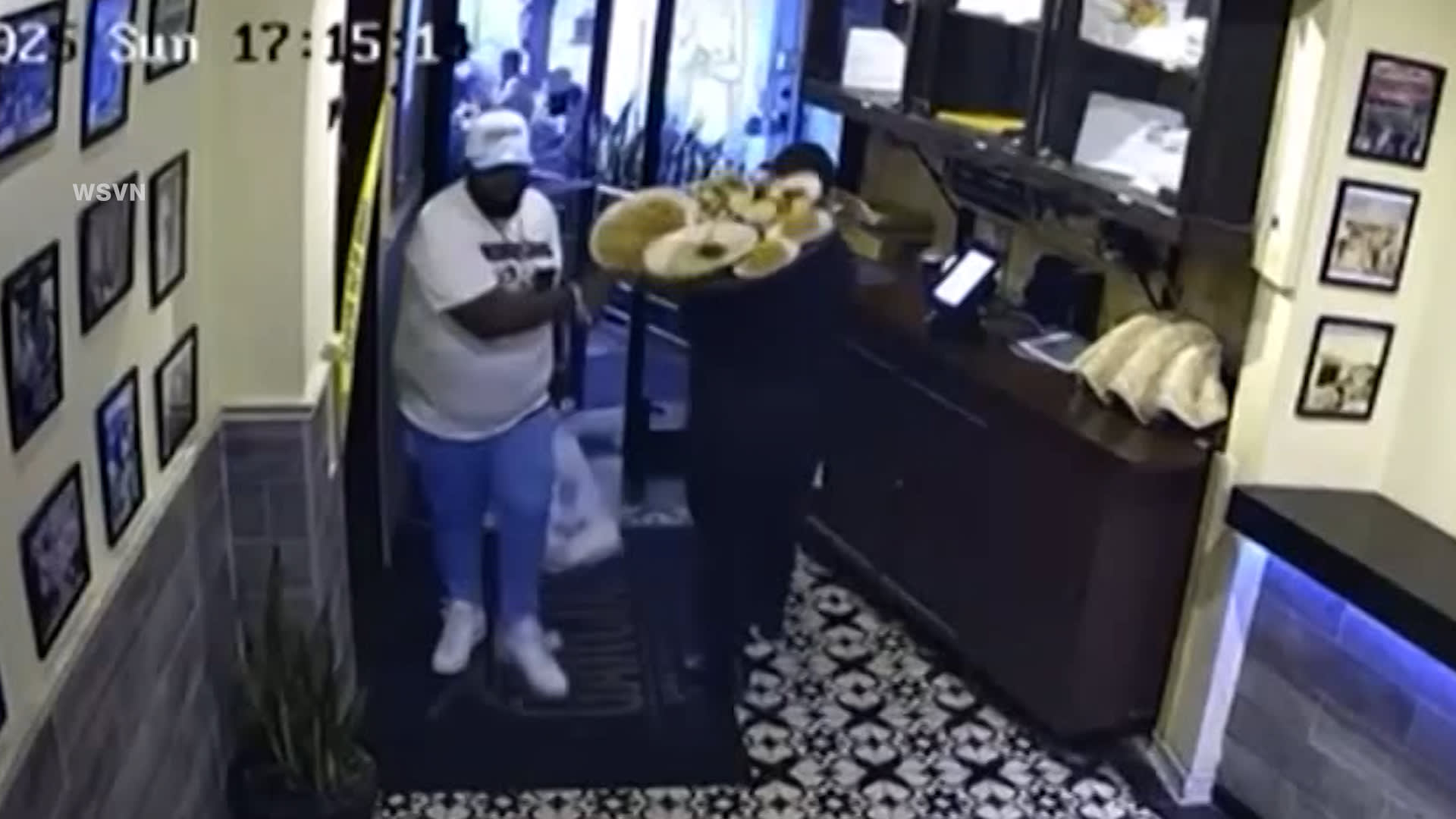 فيديو يهز الإنترنت.. نادل يتعرض لموقف صادم من زبون غاضب والكاميرا تنقذه