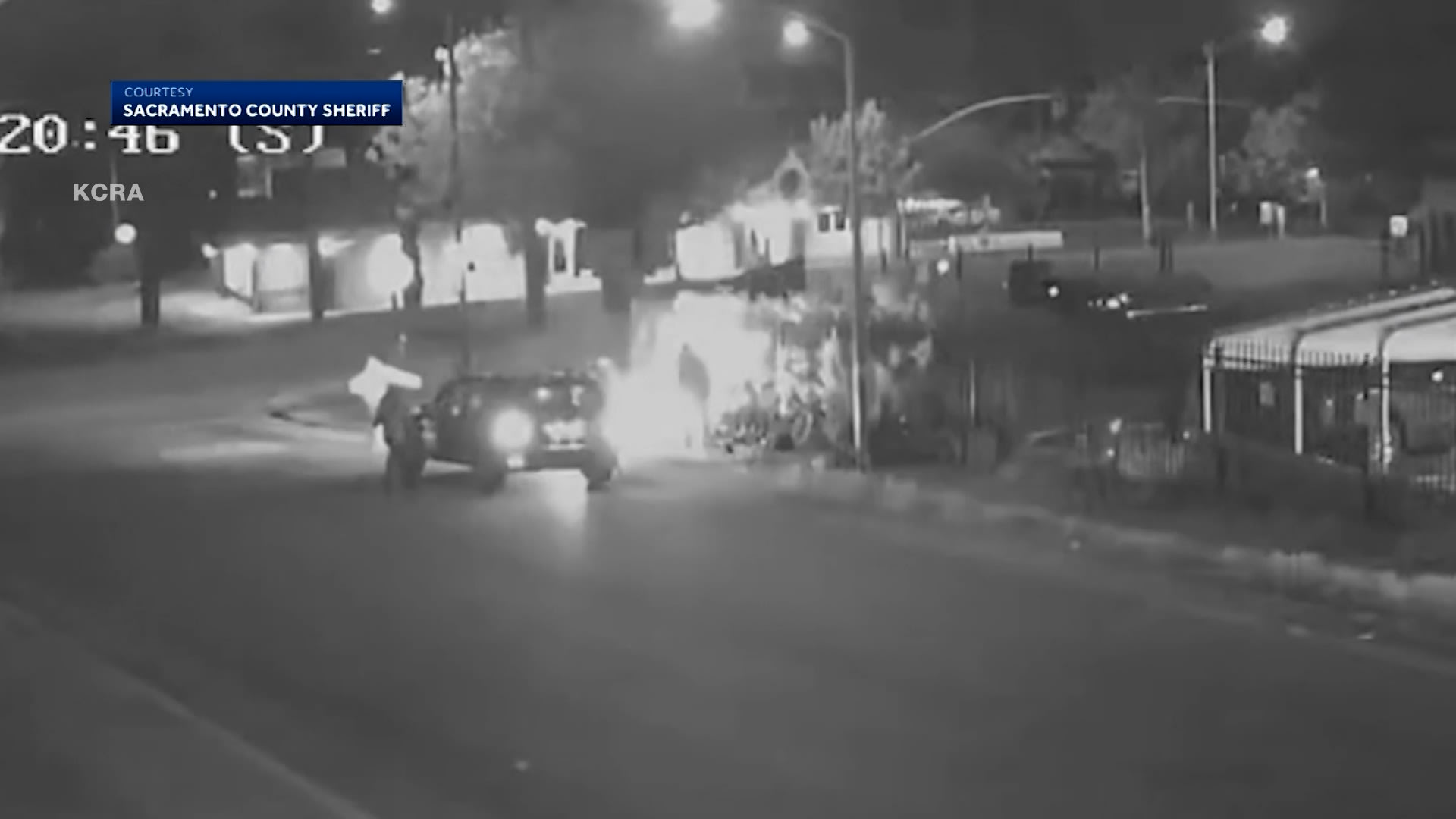 صدى صراخها ما زال يُسمع.. فيديو لامرأة تُحرق عمدًا من قبل أخرى في شارع أمريكي