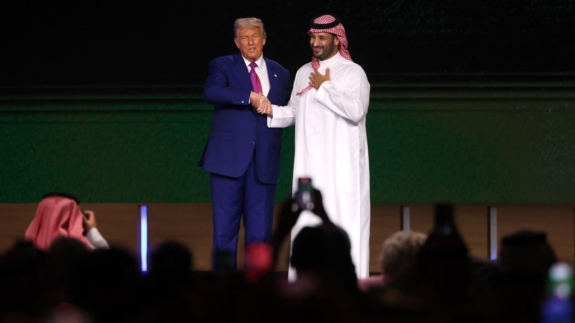 رأي.. بشار جرار يكتب عن جولة ترامب الخليجية: بين قبضتي رئيسين