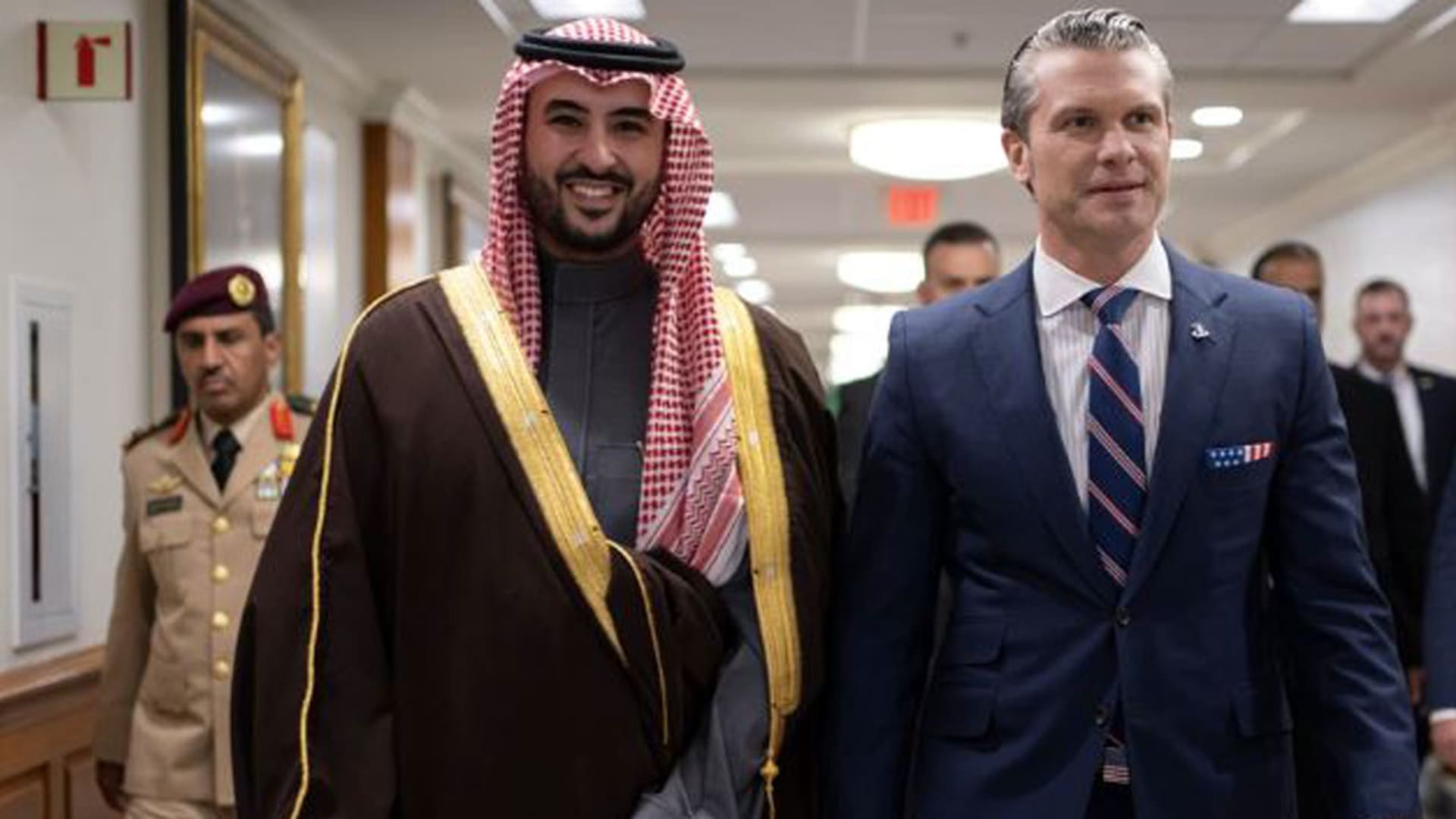 السعودية.. الجيش الأمريكي يعلق على صورة الأمير خالد بن سلمان وهيغسيث