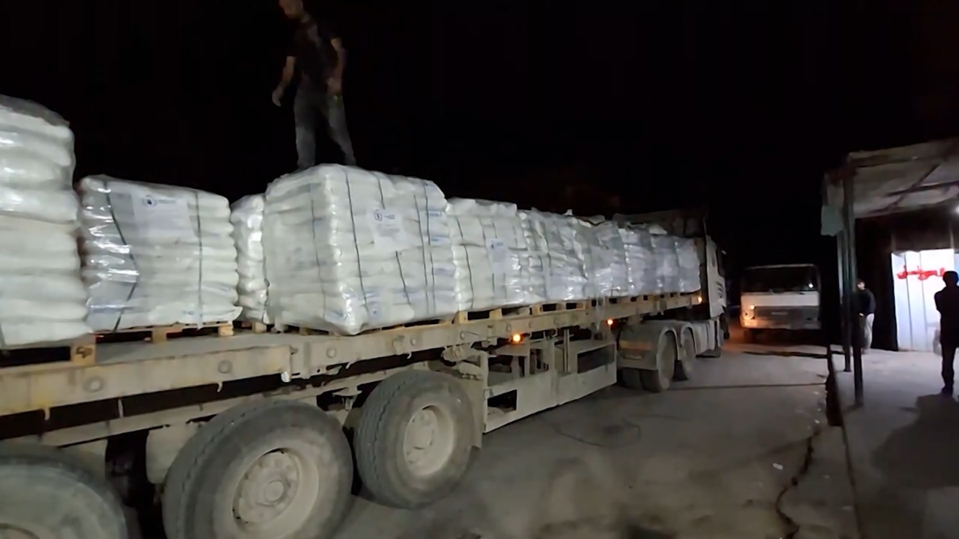 وصفها مسؤولو إغاثة بـ"قطرة في محيط".. شاهد لحظة دخول مساعدات الى غزة