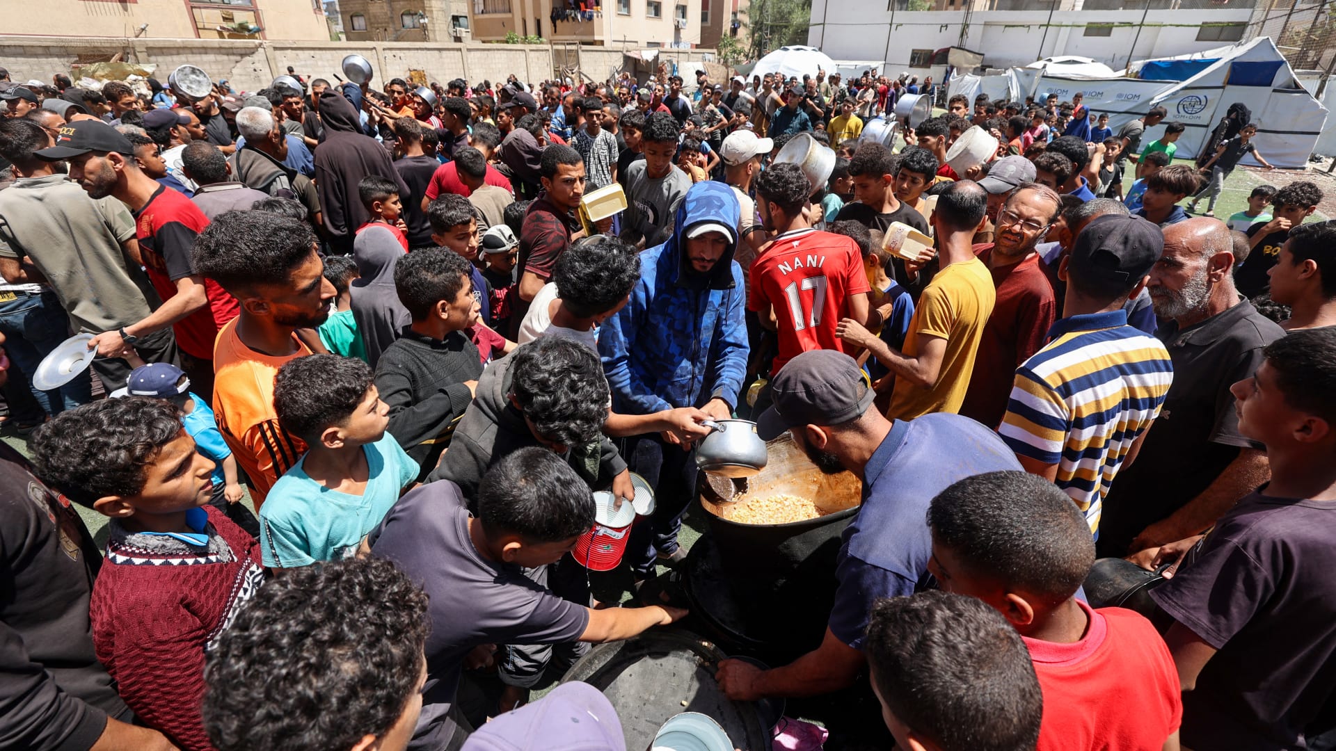 نهب المزيد من المساعدات في غزة والإمارات تلقي باللوم على الجيش الإسرائيلي