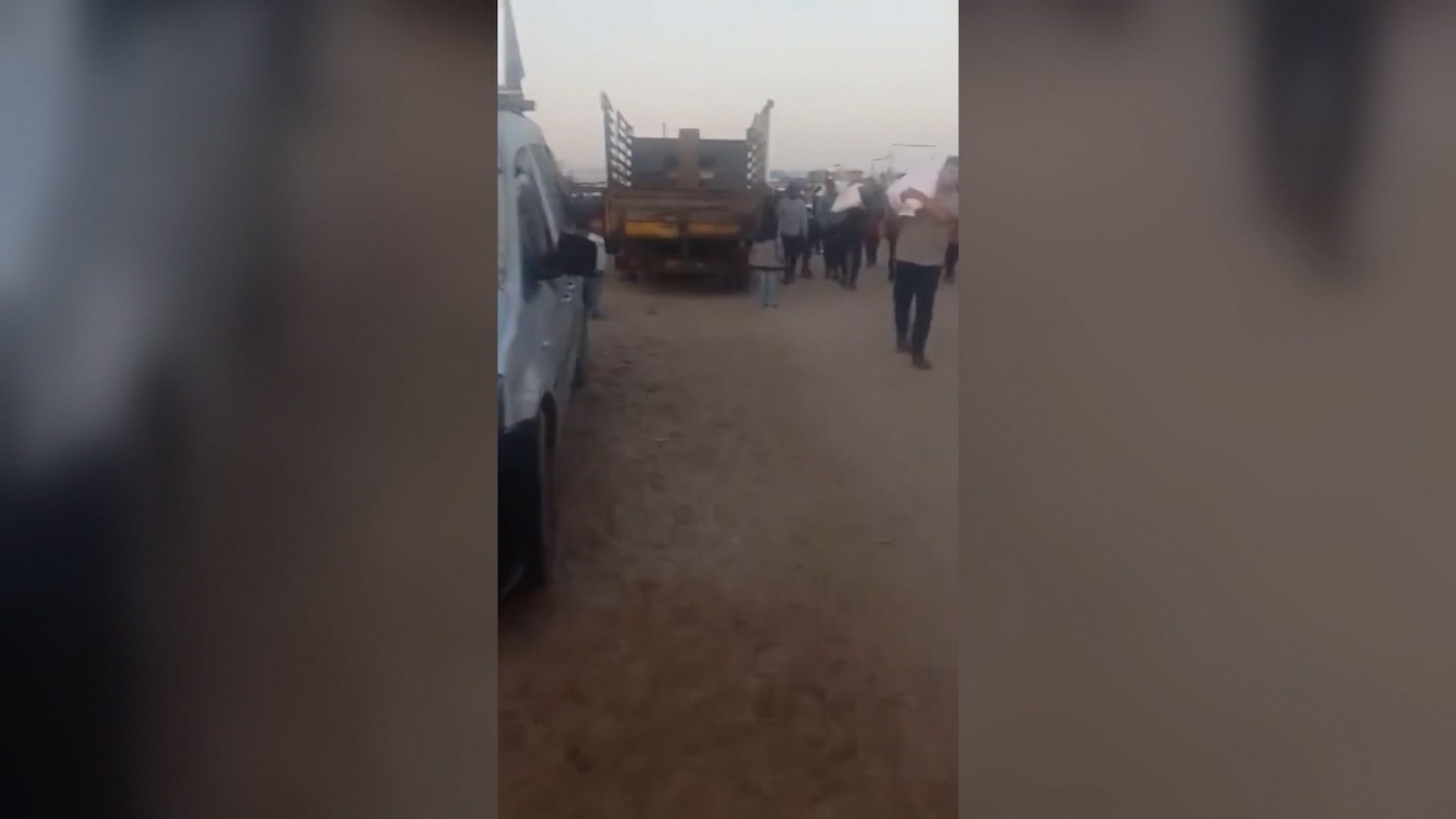 فيديو يرصد نهب مساعدات في غزة.. وحملة تلوم الجيش الإسرائيلي لإصراره على استخدام الشاحنات "طرقًا غير آمنة"