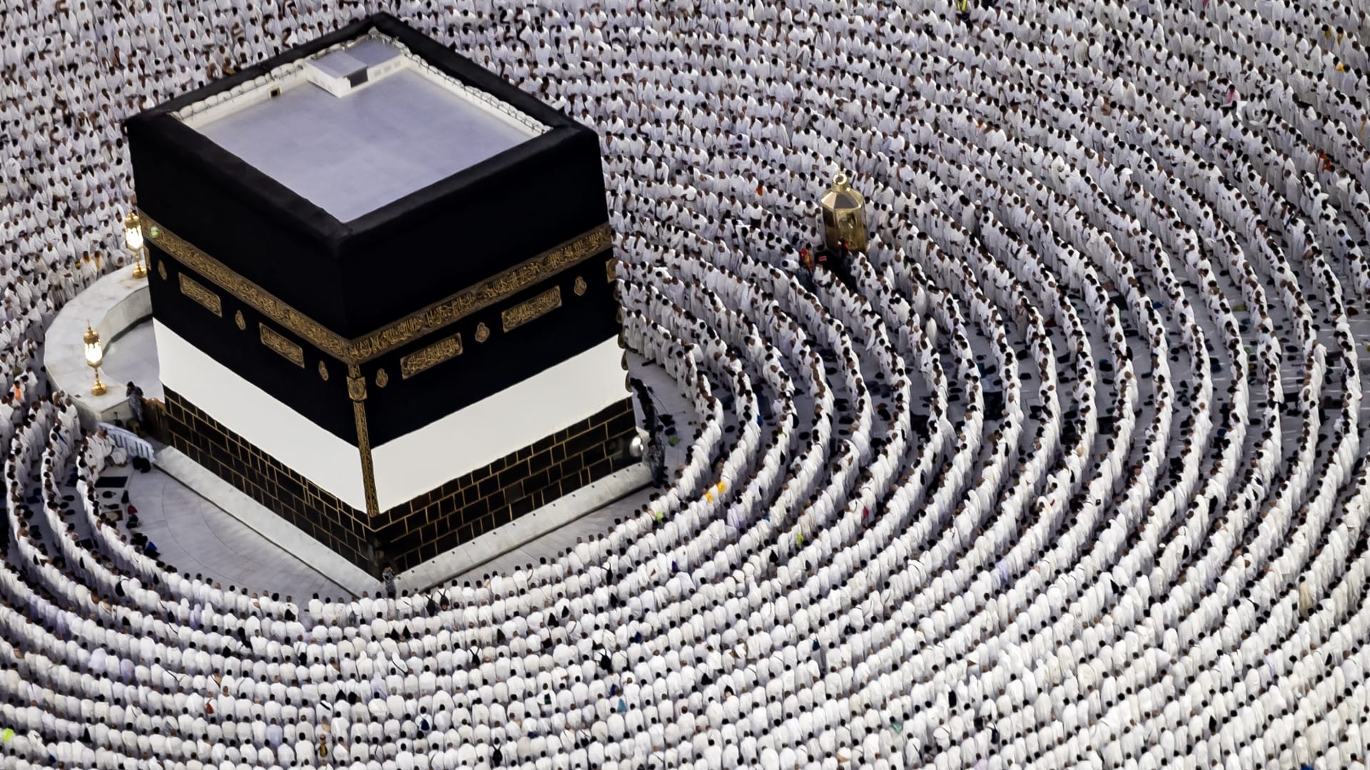 مركز الفلك يحدد موعد عيد الأضحى 2025