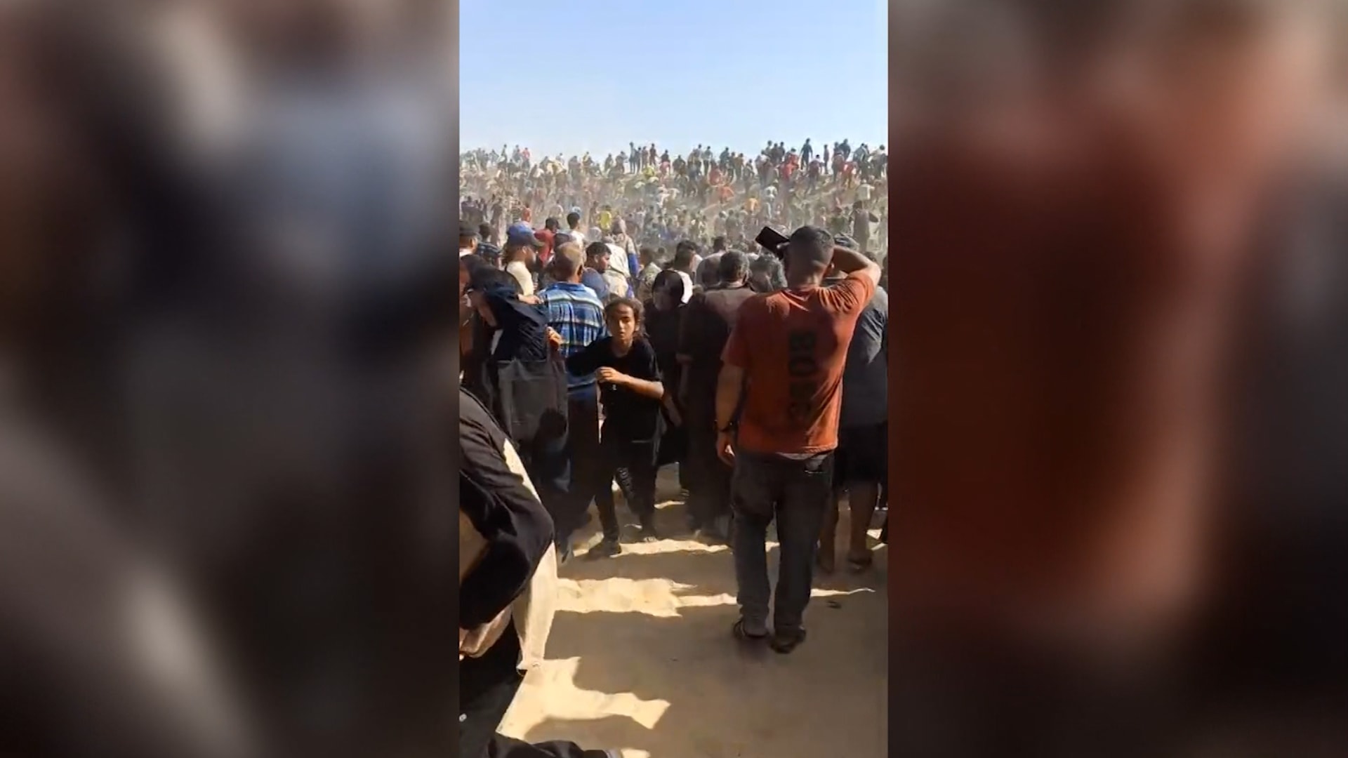 فيديو يظهر لحظة تدفق آلاف الفلسطينيين إلى موقع لتوزيع المساعدات في غزة
