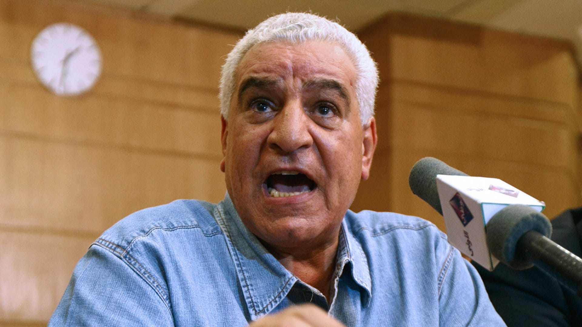 مصر.. ضجة يثيرها زاهي حواس وانقسام بتقييم أدائه بمقابلة جو روغان وقضية أعمدة تحت الأهرام خلال بودكاست أمريكي