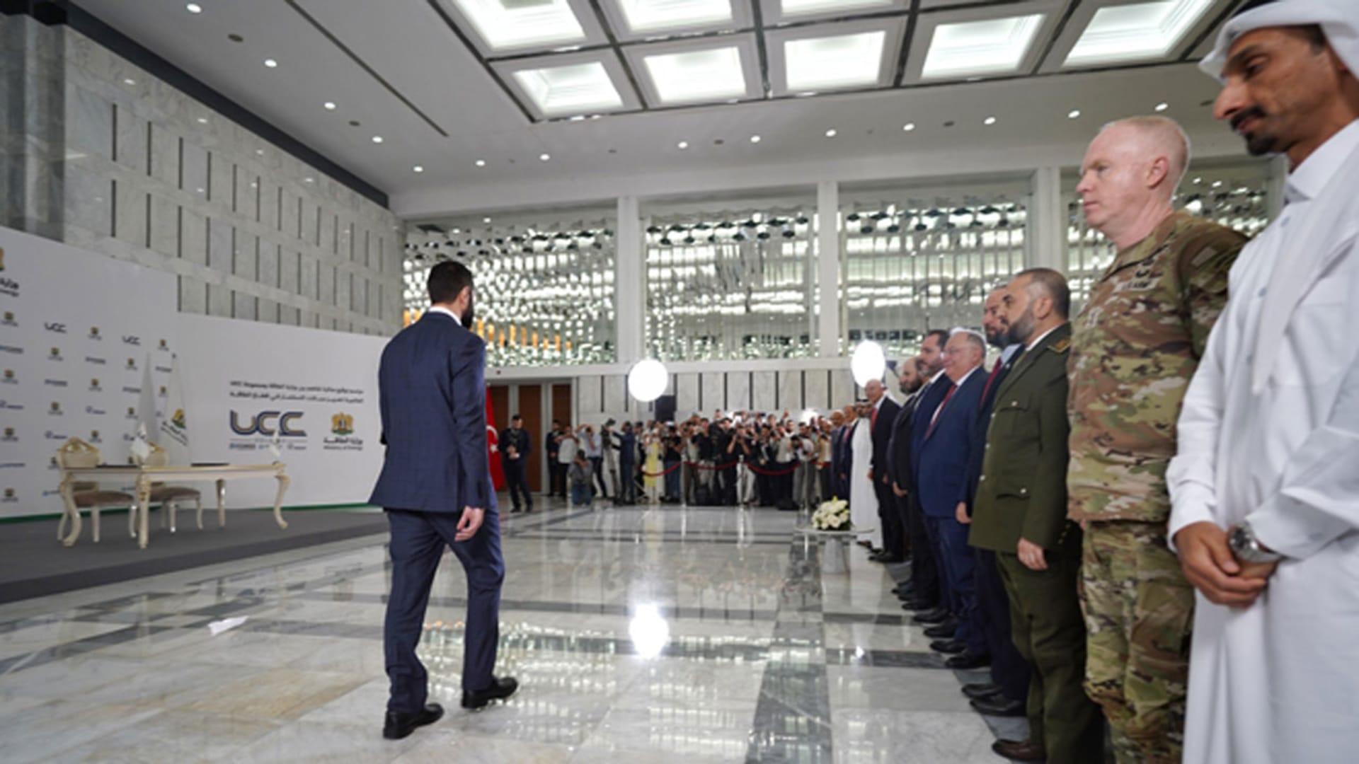 لحظة دخول أحمد الشرع.. فيديو وقوف ضابط أمريكي ومبعوث ترامب لسوريا يشعل تفاعلا ومقارنة بلقطات بشار الاسد