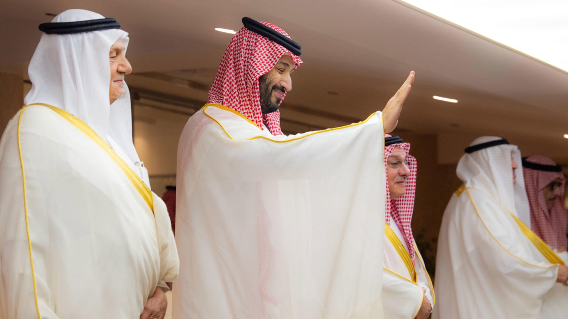 ولي العهد محمد بن سلمان يثير تفاعلا ببروتوكول السلام الملكي السعودي خلال مباراة الاتحاد والقادسية