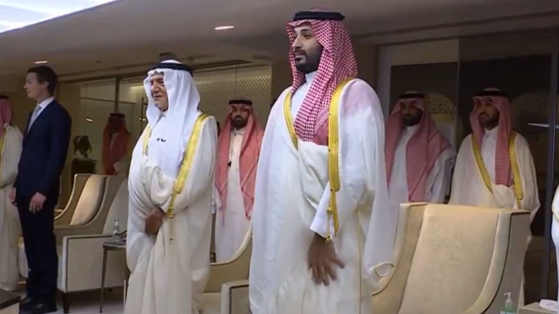 السعودية.. شخص قرب محمد بن سلمان يرتدي بدلة رسمية يثير تكهنات خلال نهائي كأس الملك