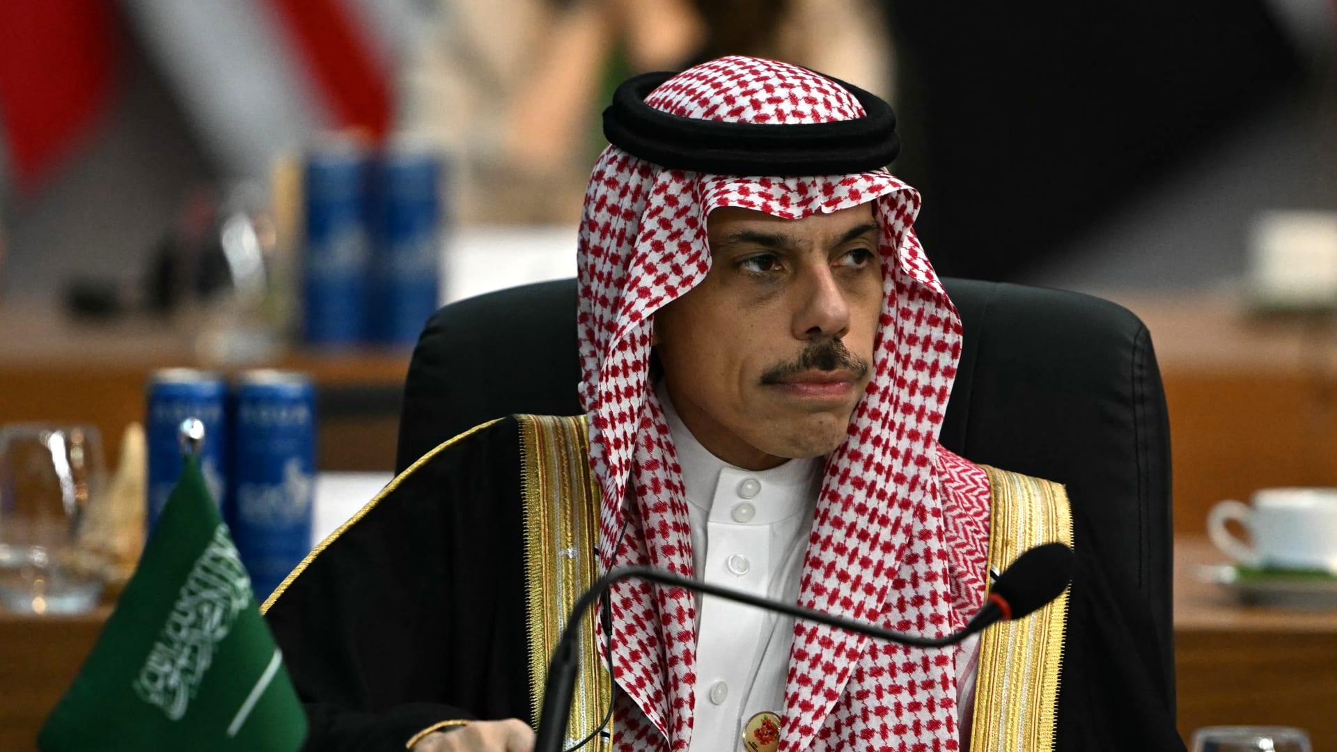 وزير خارجية السعودية يصل دمشق على رأس وفد اقتصادي وسيلتقي أحمد الشرع