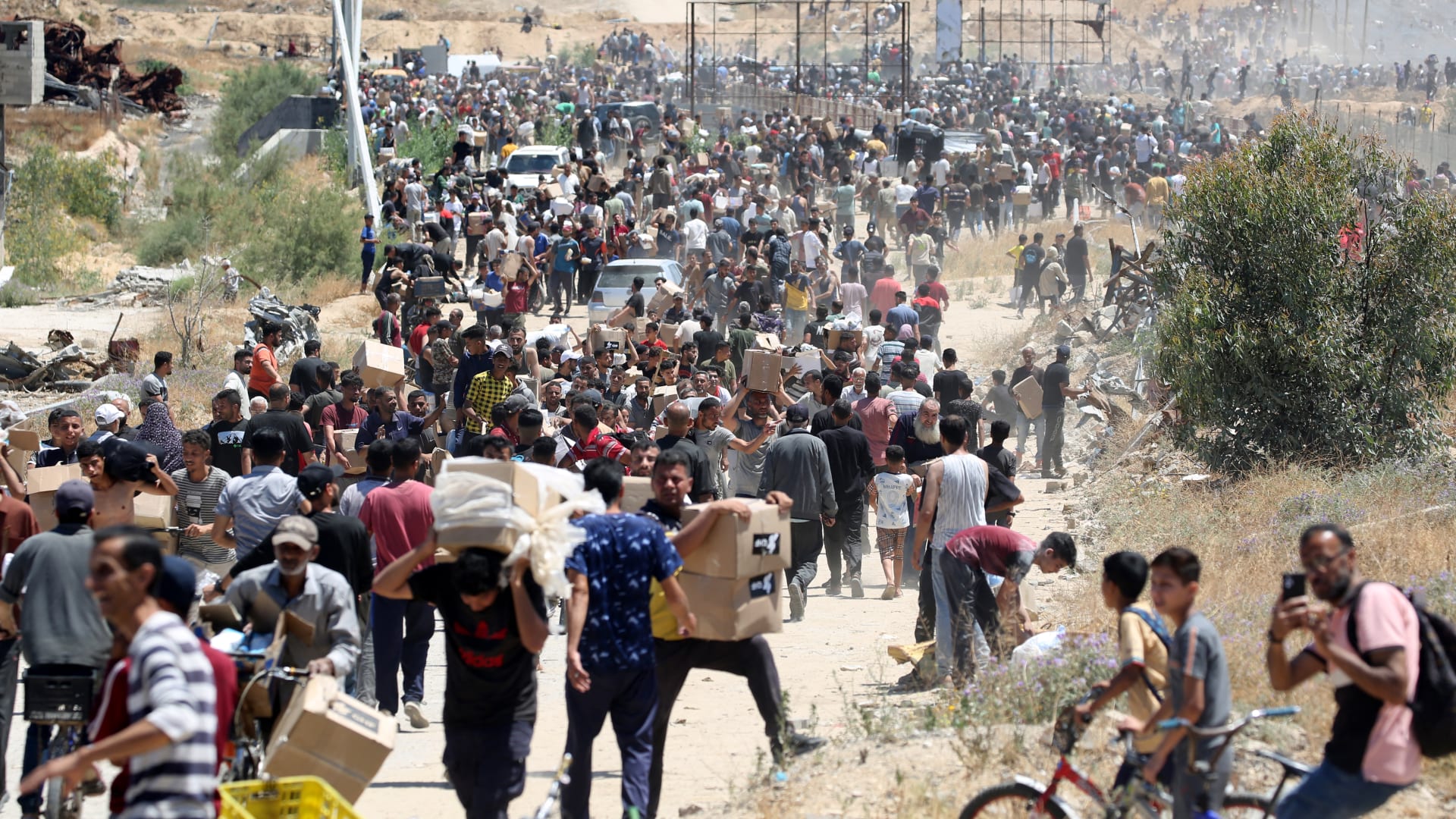 غزة: مدنيون جائعون يستولون على عشرات الشاحنات المحملة بالغذاء