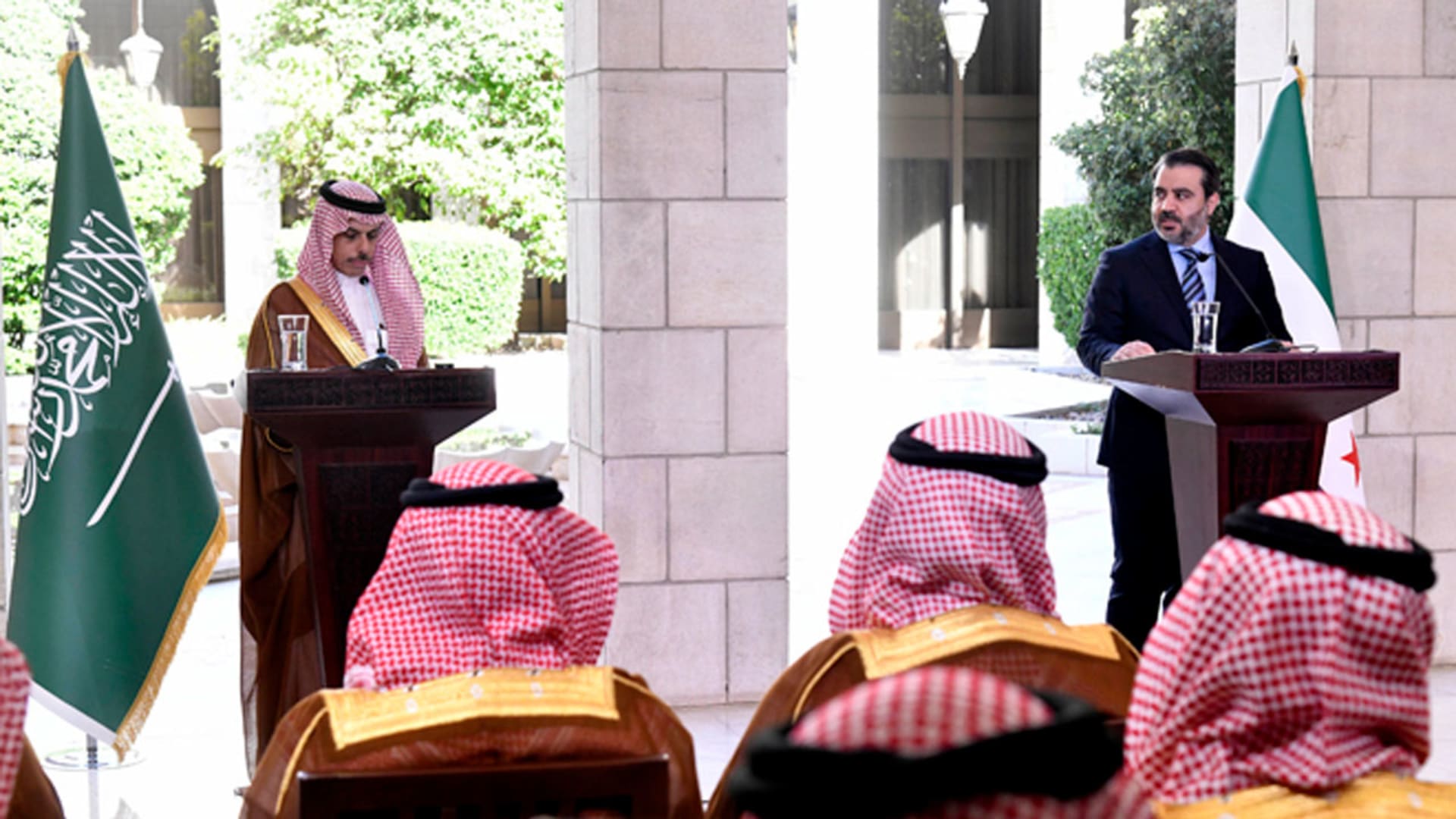 كاشفا "فرحة".. الأمير فيصل يثير تفاعلا بتصريح مع الشيباني بالمؤتمر الصحفي