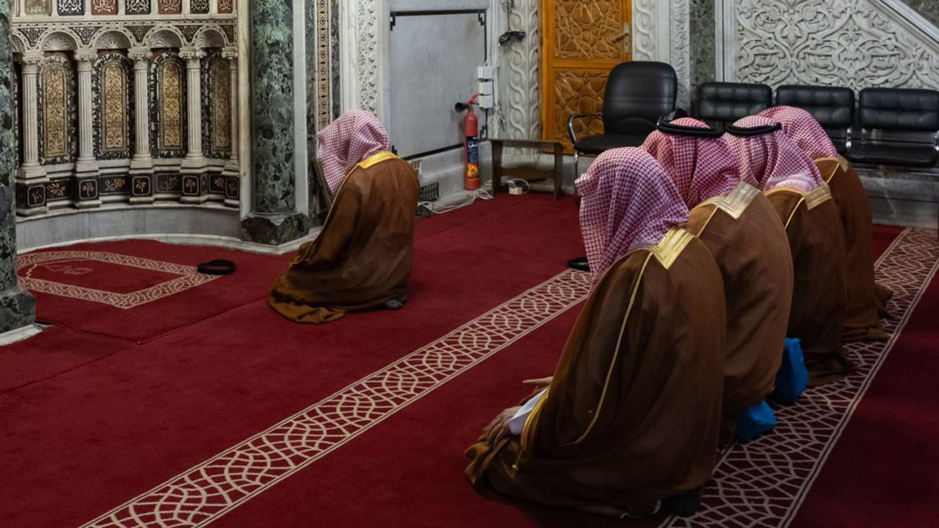 "عاد المجد الأموي".. القرني يعلق وسط ضجة صورة وزير خارجية السعودية بمحراب المسجد الأموي