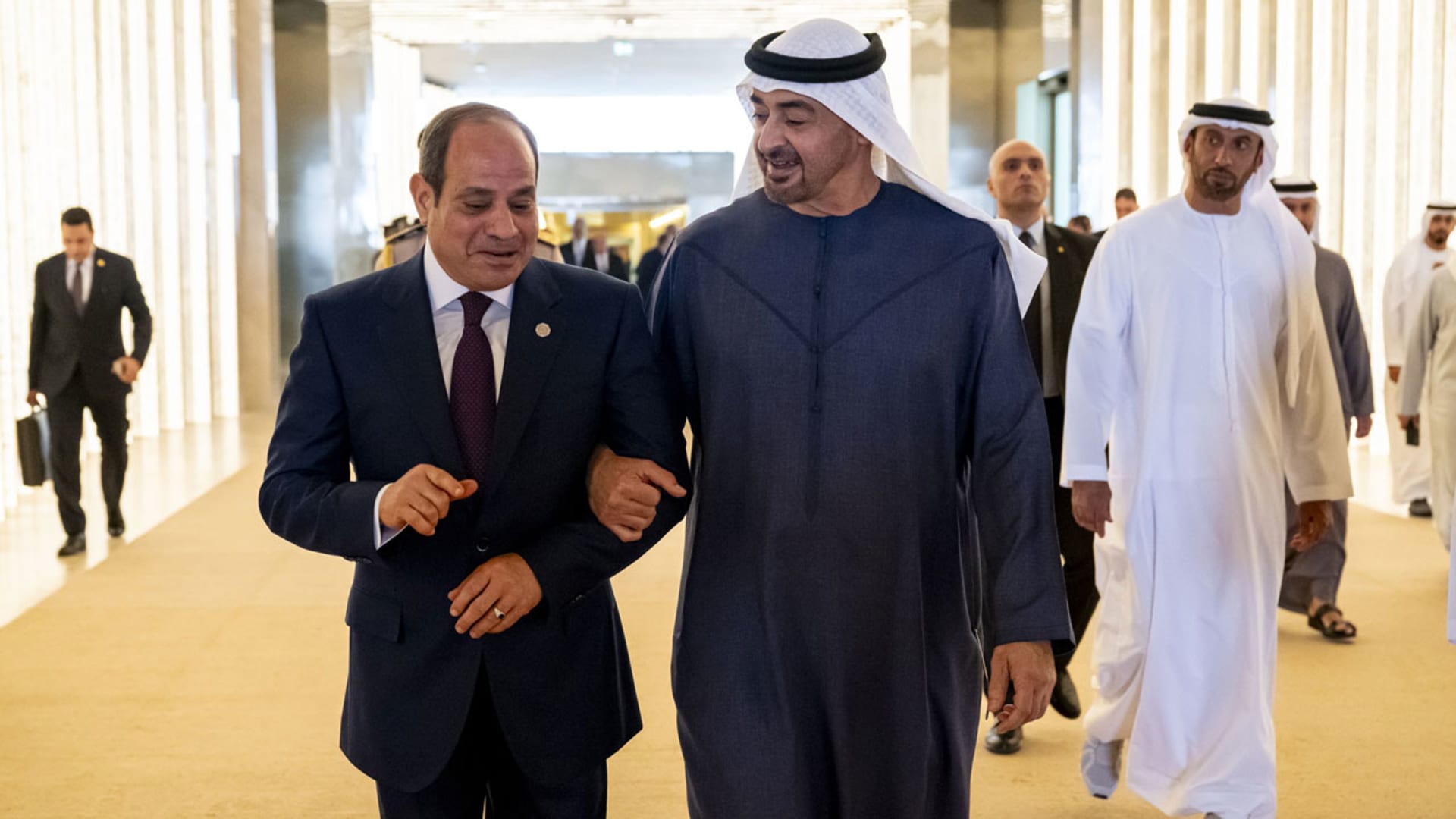 معنى وضع محمد بن زايد يده بذراع السيسي يشعل تفاعلا وتحليلات خلال زيارة أبوظبي