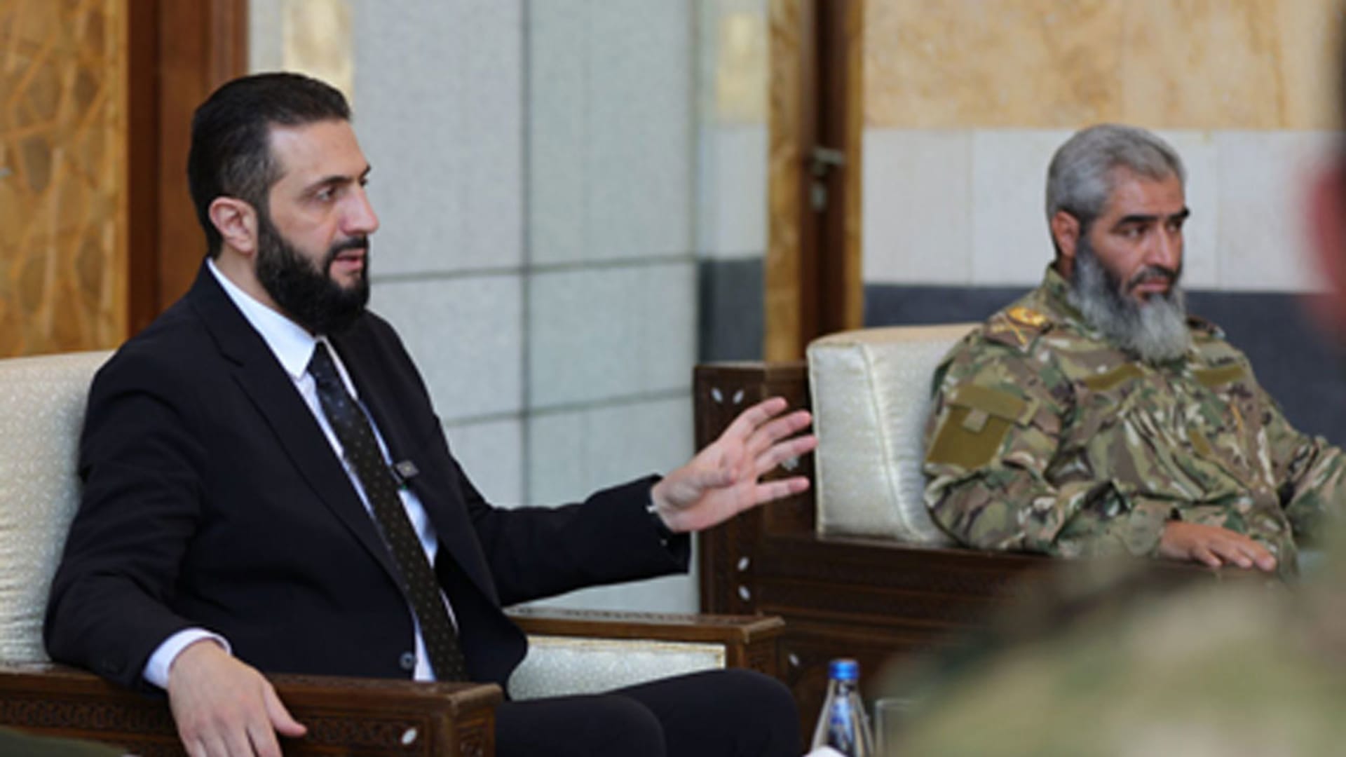 سوريا.. أحمد الشرع يثير تفاعلا بصور مع قيادات وزارة الدفاع وسط تكهنات