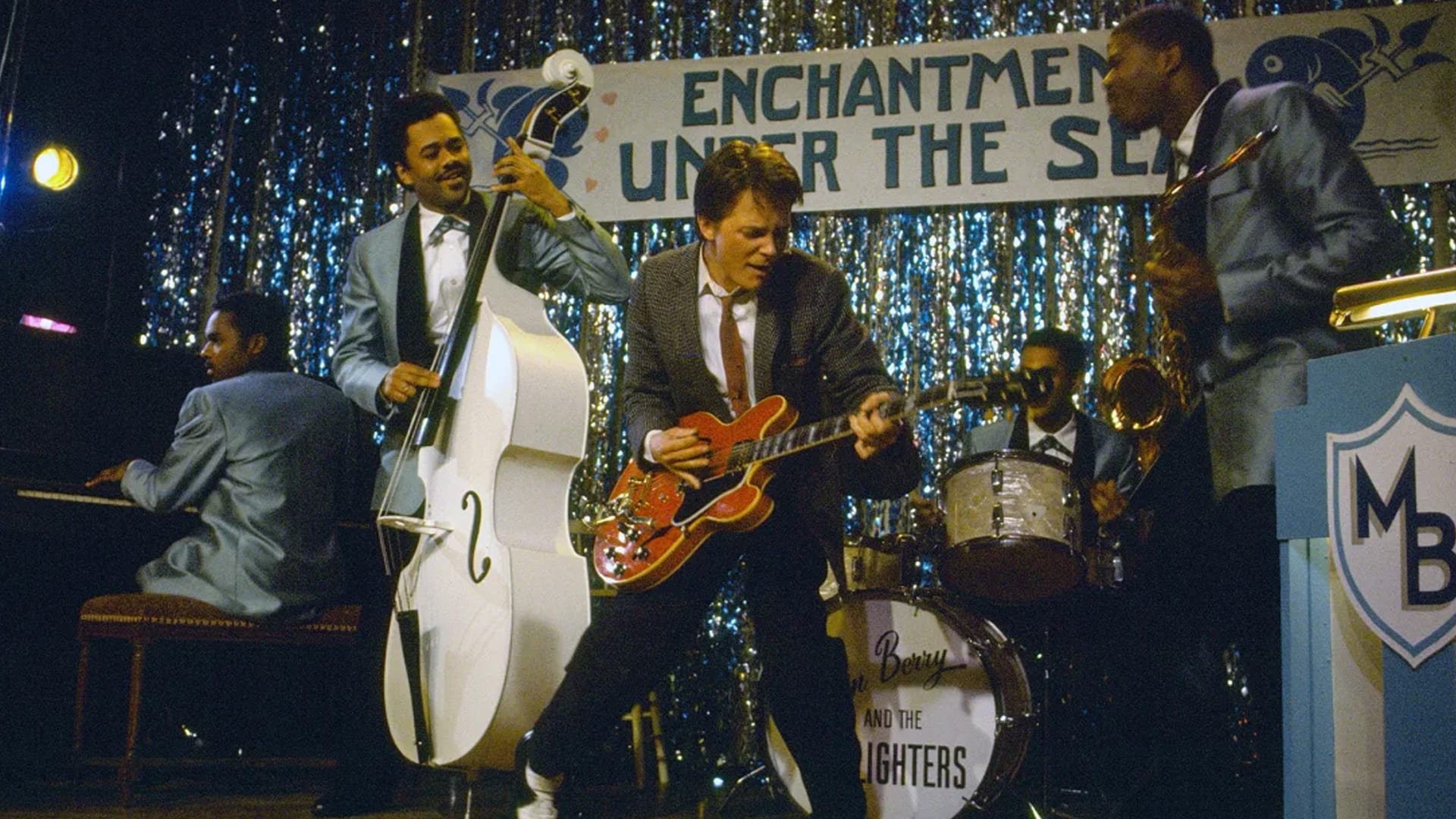 نجوم فيلم "Back to the Future" يجتمعون لاستعادة قطعة أثرية مفقودة من تاريخ السينما