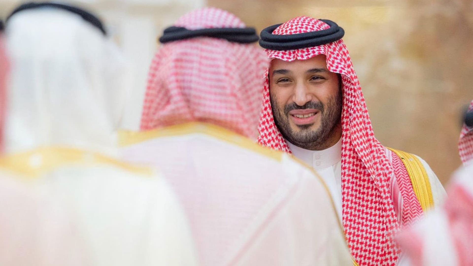 حركة من محمد بن سلمان تشعل تفاعلا مع أخيه الأمير سلطان خلال استقبال عيد الأضحى 2025