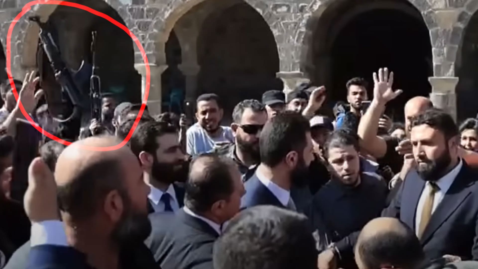 قرب أحمد الشرع.. فيديو هتاف برفع أسلحة رشاشة وحفاوة استقباله بزيارة درعا يثير تفاعلا