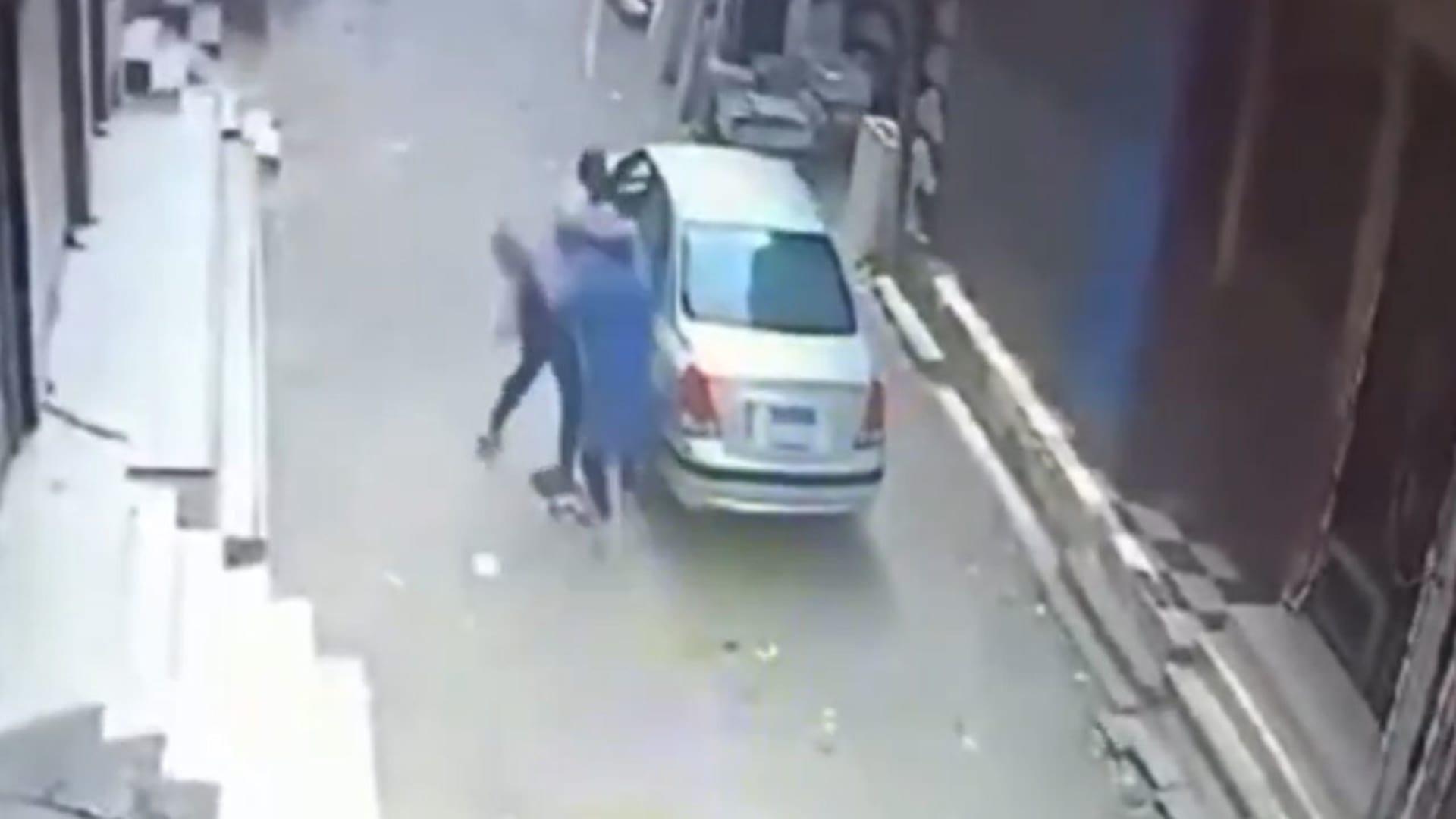 مصر.. فيديو مراقبة كشف ما فعله شخص بامرأة تسير بالشارع يثير تفاعلا والأمن يرد