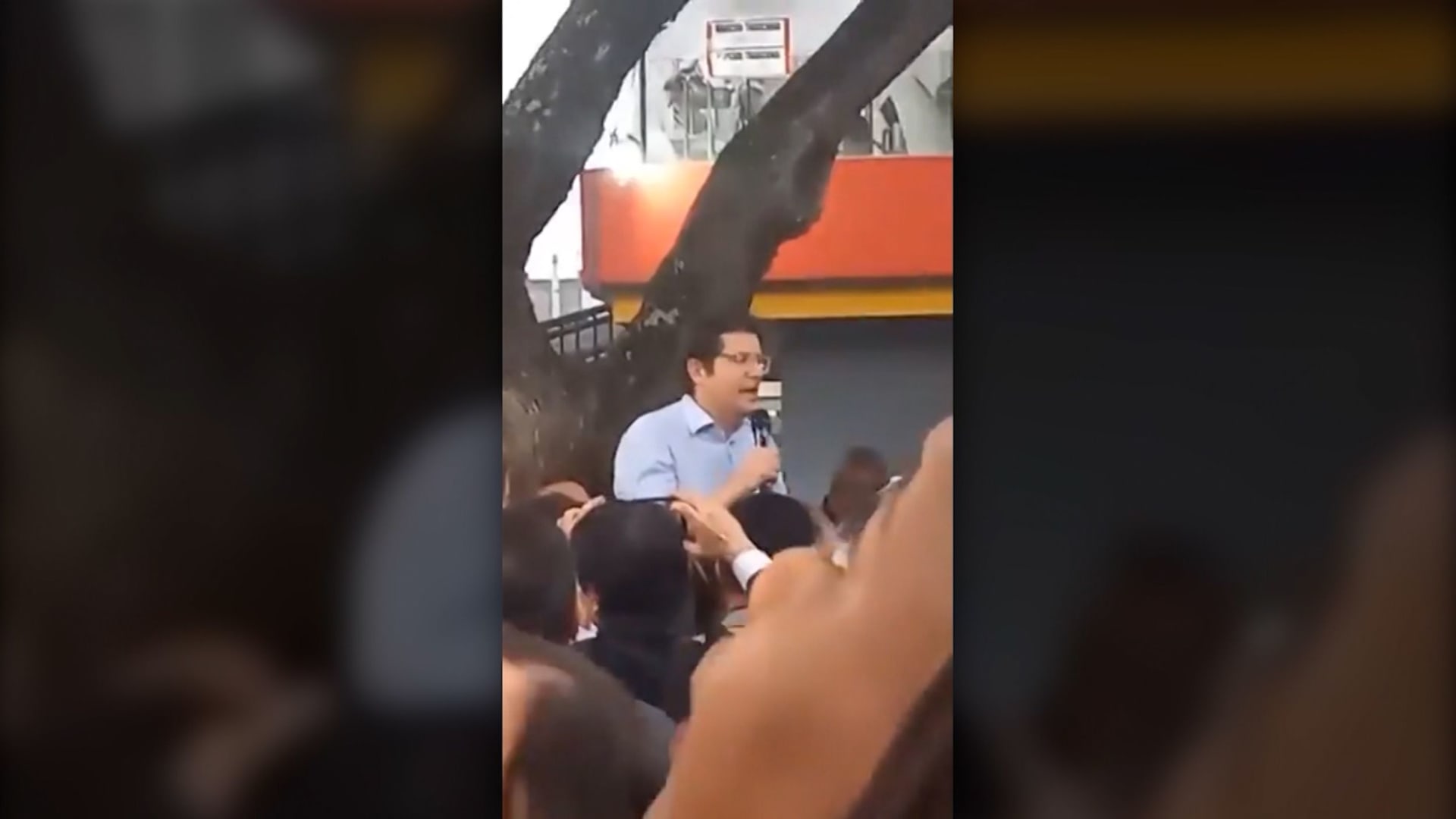 رصاصتان.. شاهد لحظة إطلاق نار على مرشح رئاسي كولومبي يخطب بمكان عام وما كشفته السلطات عن المنفذ