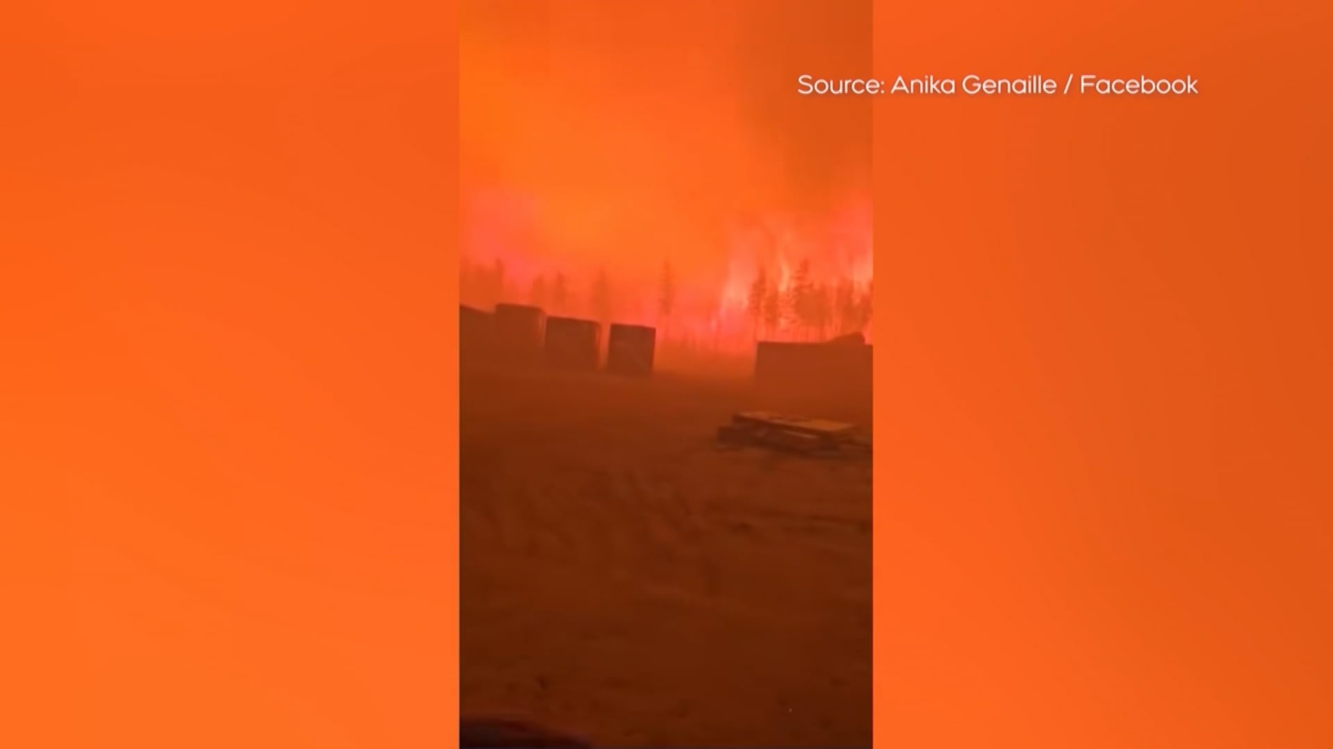 حريق هائل يحاصر عمالاً داخل حاوية شحن في كندا.. شاهد ما حدث