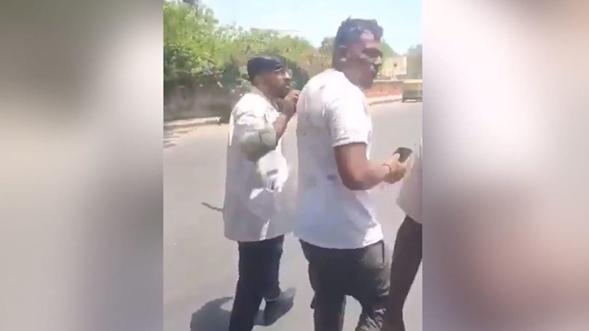 ماذا نعلم عنه؟.. "معجزة" نجاة راكب واحد فقط بالطائرة الهندية المنكوبة وأين كان يجلس وسط التفاعل والواسع