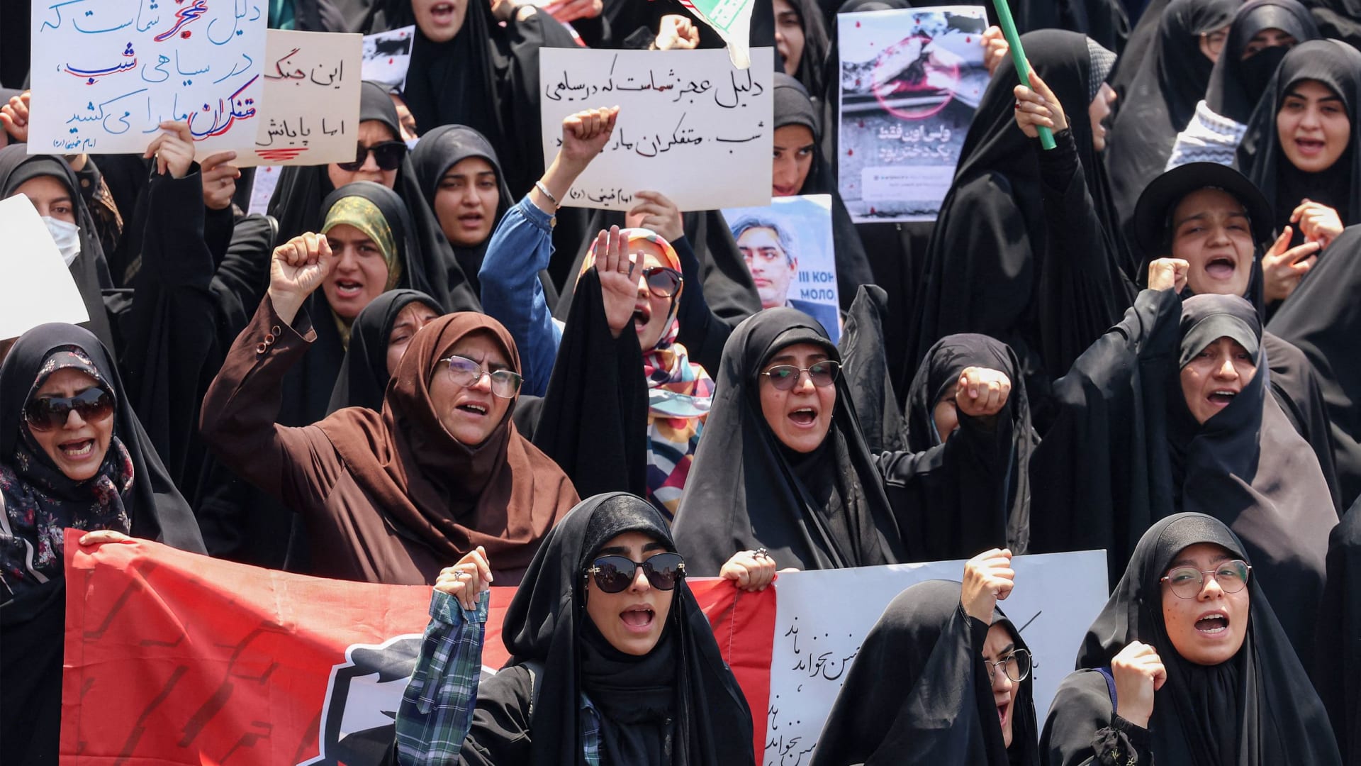 بعد الهجوم الإسرائيلي.. حشود إيرانية في طهران تطالب بلادها بانتقام ساحق