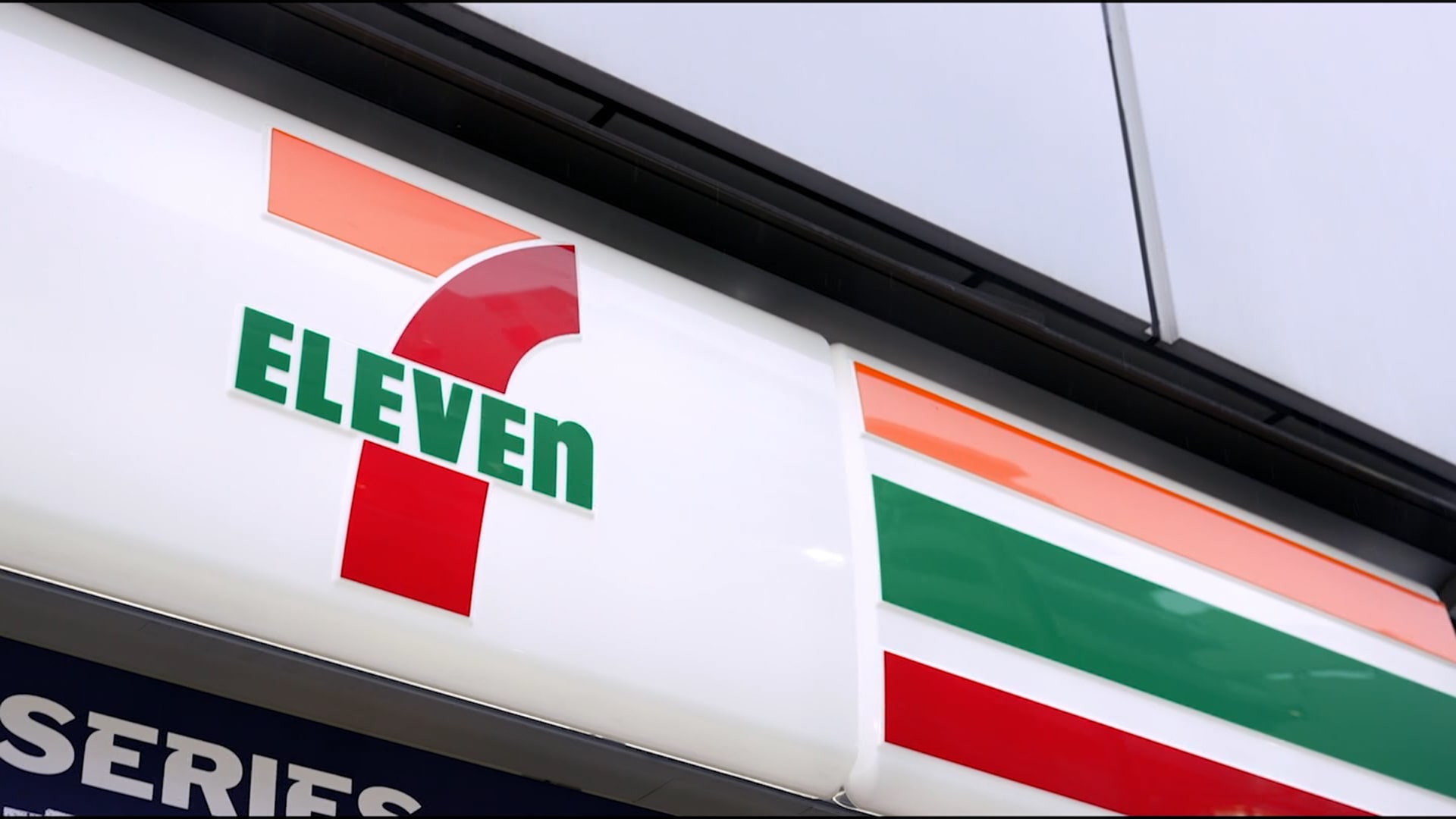 نشأ في أمريكا واكتسح سوق الوجبات الخفيفة في اليابان.. ما سرّ 7-Eleven؟