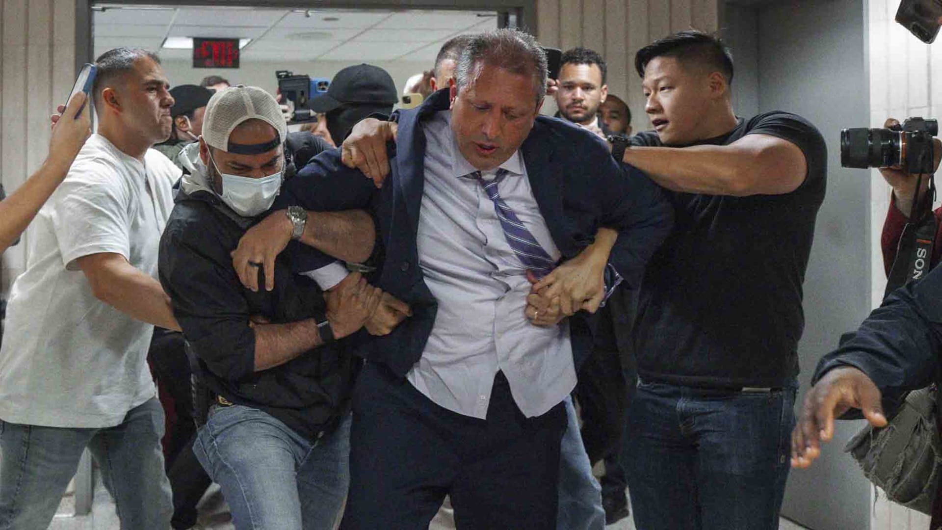 "ليس لديكم سُلطة!".. شاهد لحظة اعتقال المرشح لمنصب عمدة نيويورك بمحكمة الهجرة