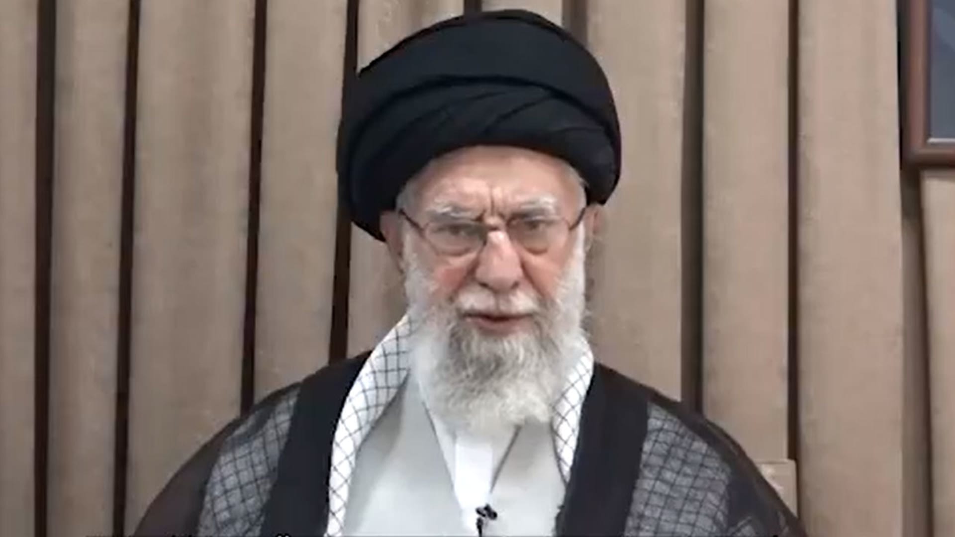تحليل ما قاله خامنئي ومكان تصوير فيديو رسالته للشعب وسط ضربات إسرائيل يشعل تفاعلا
