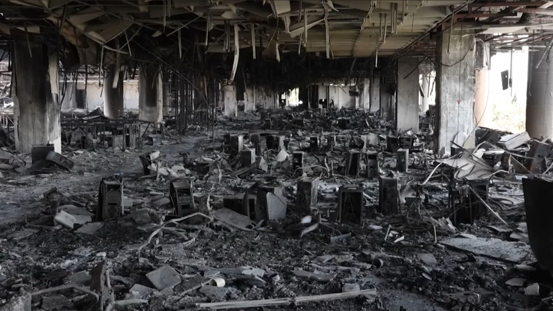 كاميرا CNN ترصد حجم الدمار داخل مقر التلفزيون الإيراني بعد غارة إسرائيلية