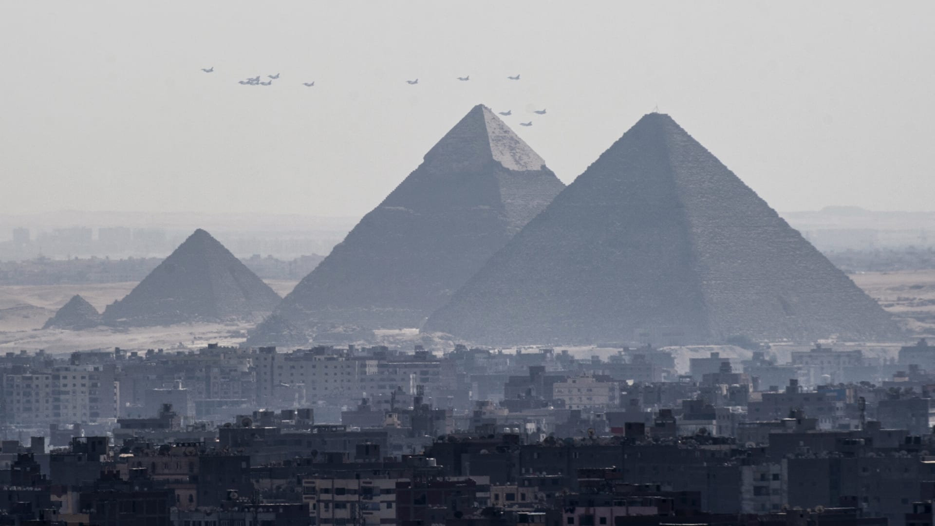 مصر.. الحكومة تطمئن المواطنين: لدينا مخزون كاف من السلع الأساسية.. وتحذر التجار من زيادة الأسعار